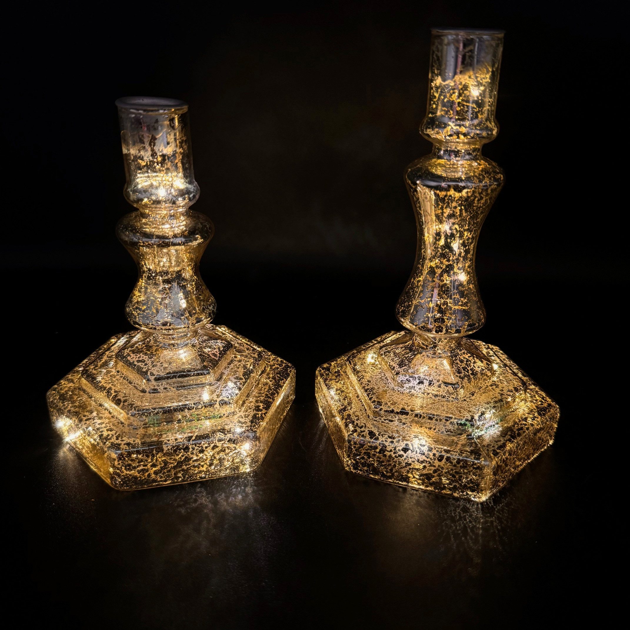 Online-Fuchs Kerzenständer aus Glas für Stabkerzen - 2er Set mit LED-Beleuchtung (Stabkerzenhalter, Rot oder Silber), inkl. 6-Stunden Timerfunktion - Weihnachtsdeko