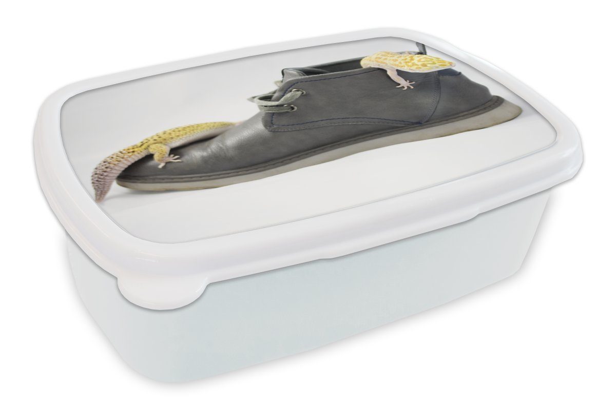 MuchoWow Lunchbox Geckos in einem Schuh, Kunststoff, (2-tlg), Brotbox für Kinder und Erwachsene, Brotdose, für Jungs und Mädchen weiß