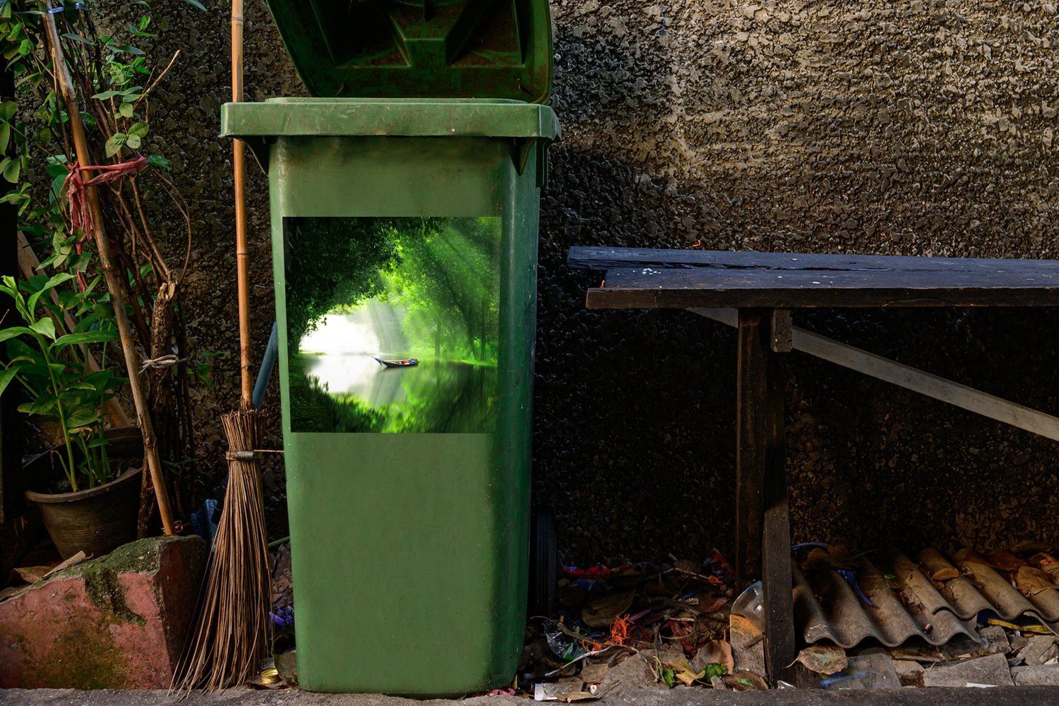 MuchoWow Wandsticker Ein Mülltonne, Wald grünem Fluss, Sticker, (1 Container, St), einem Abfalbehälter umgeben Mülleimer-aufkleber, Boot von auf