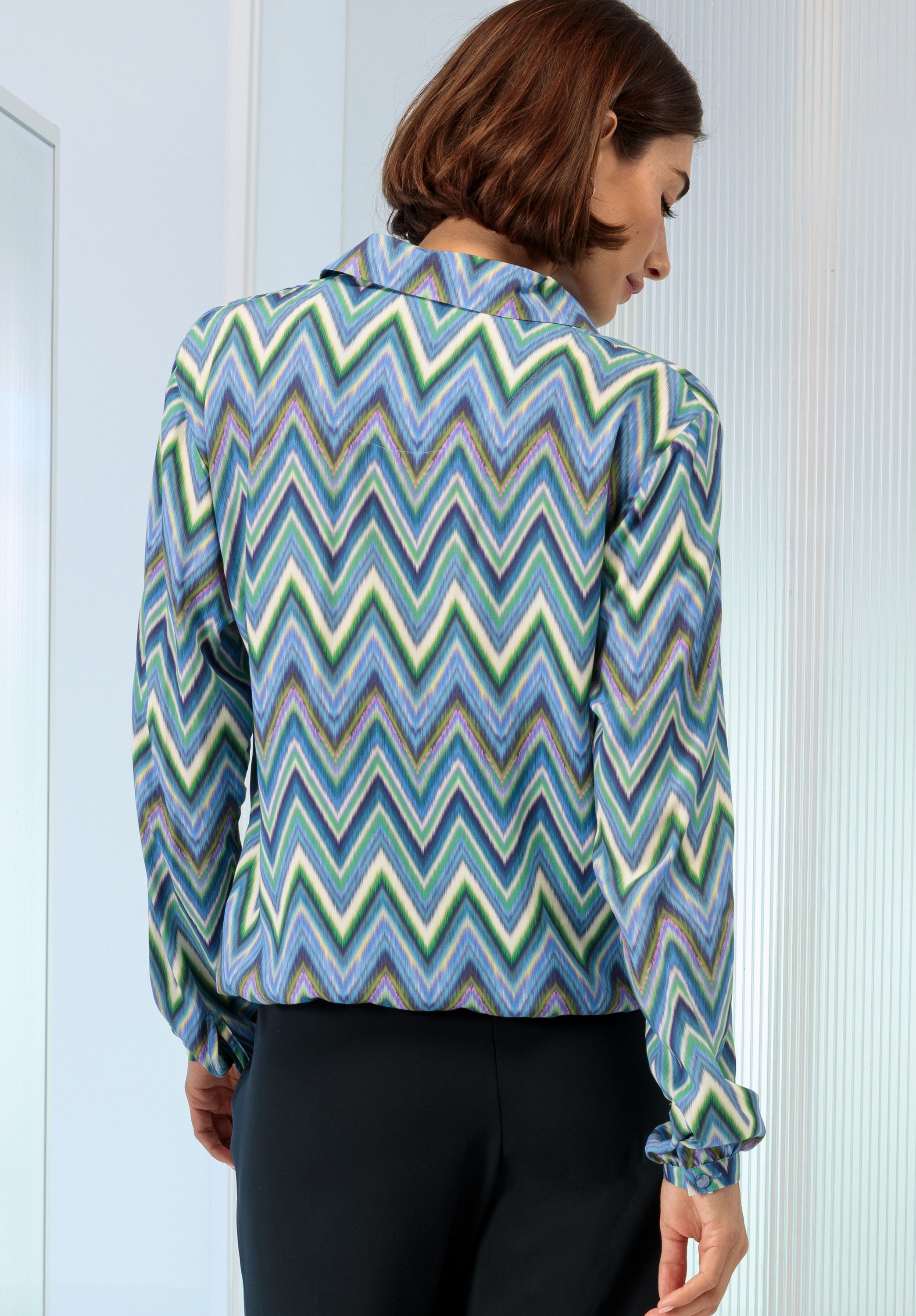 bianca Druckbluse ADINA in graphischem Allover-Print in Trendfarben