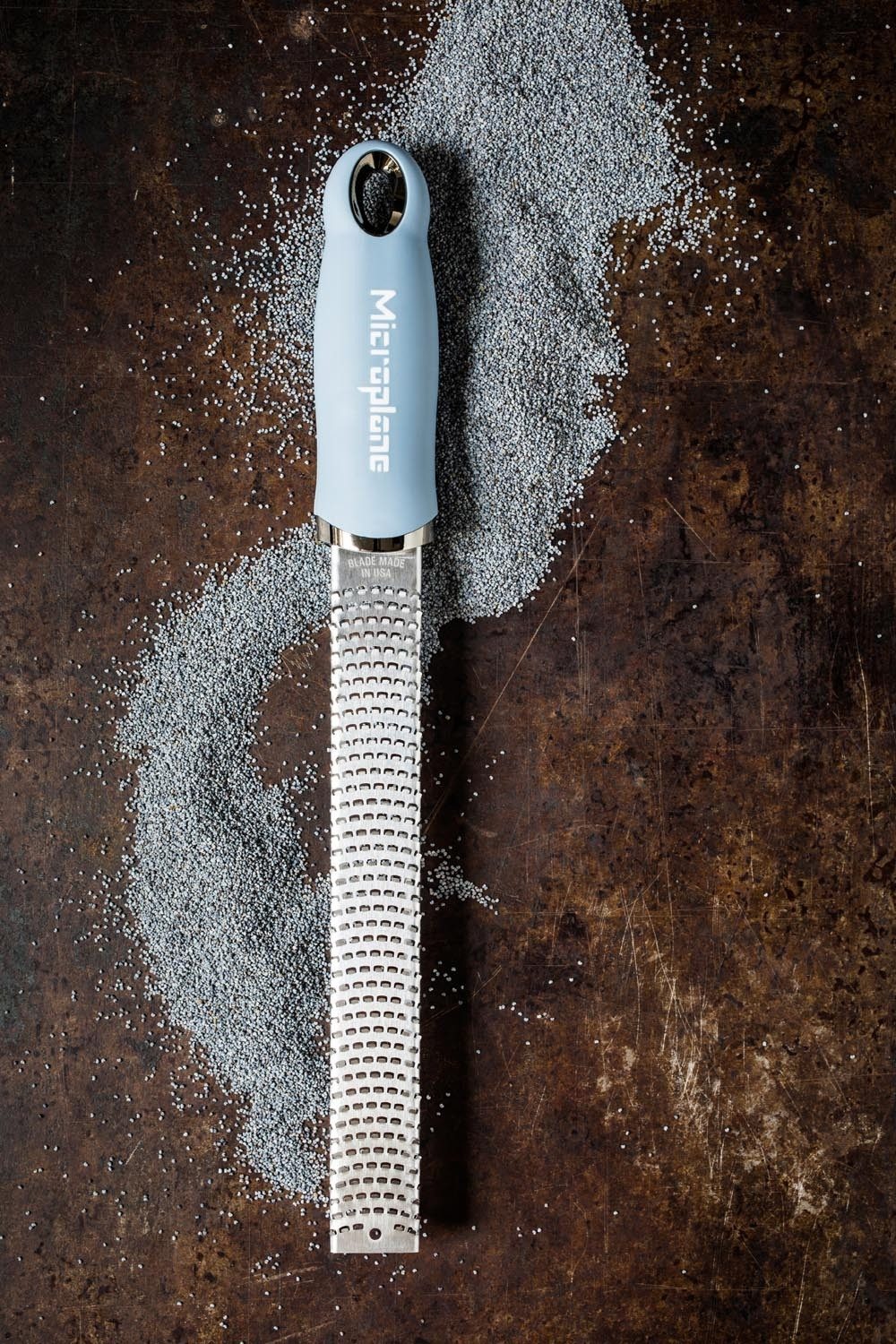 Microplane Küchenreibe Zesterreibe PREMIUM CLASSIC, L 32,5 cm, Hellblau, Edelstahl, Gummi, Kunststoff, spülmaschinenfest, mit feiner Reibe und Gummifuß