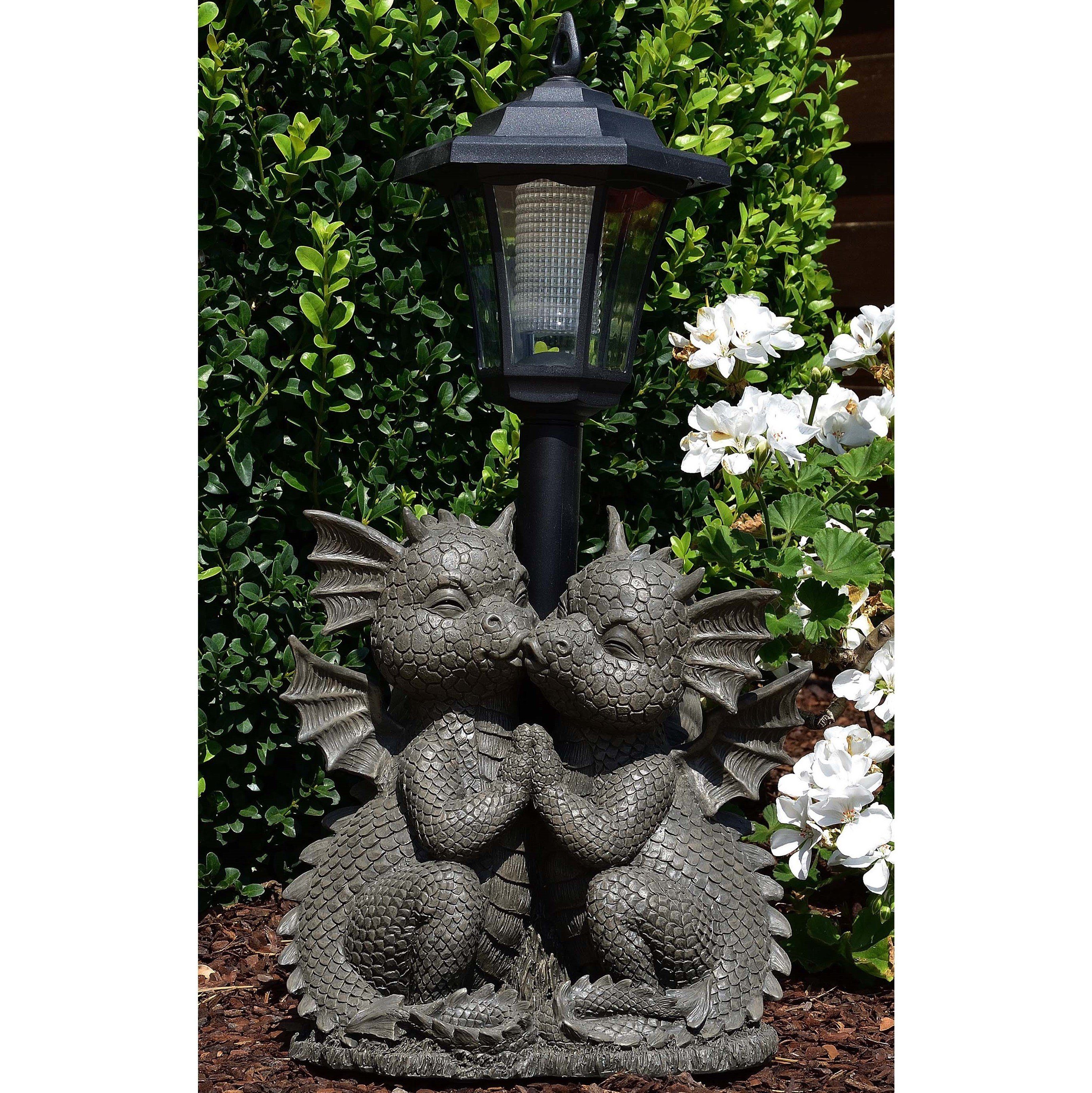 MystiCalls Gartenfigur Gartendrache "Loving Dragons" mit Solarlampe - Gartenfigur Drache, handgearbeitet und handbemalt