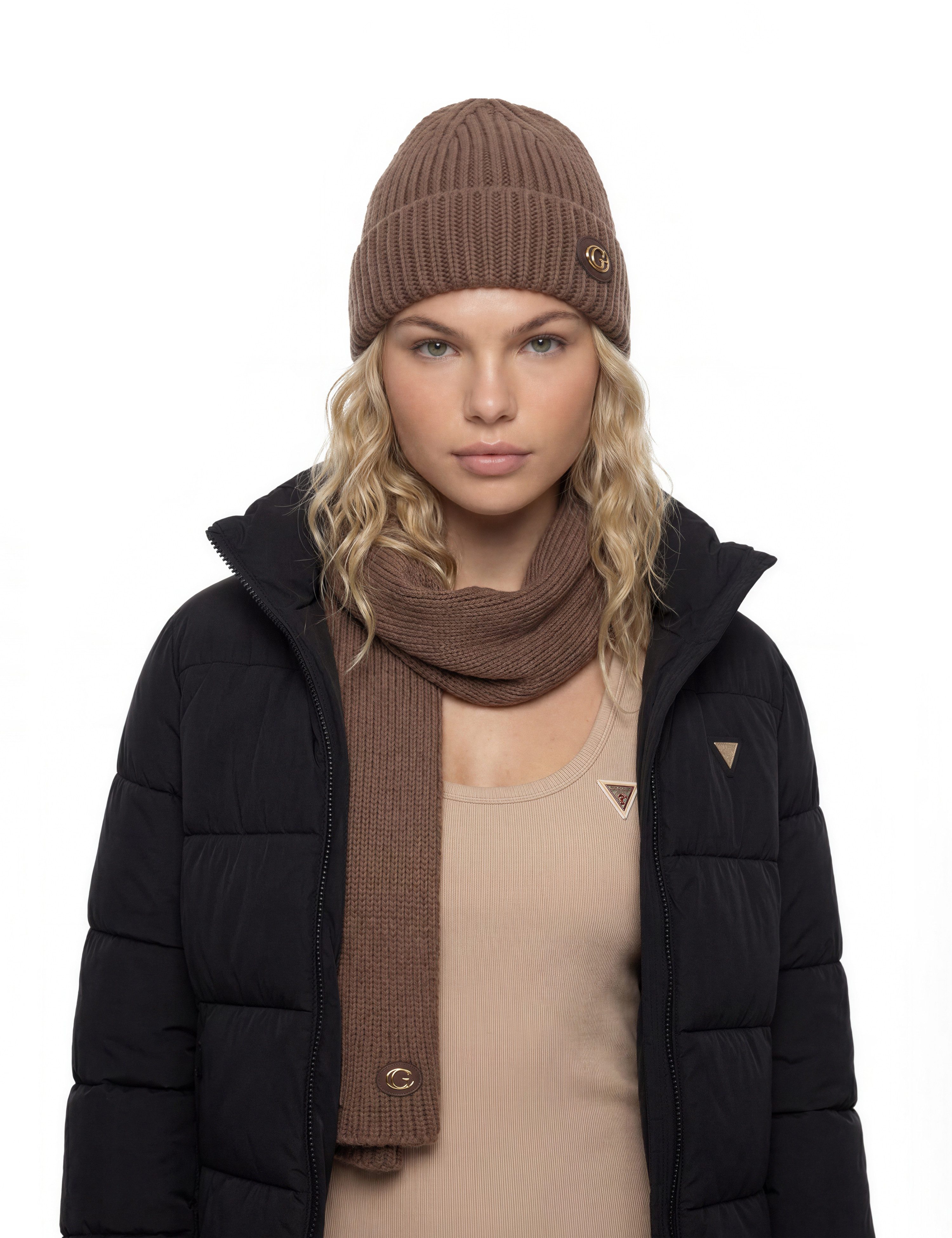 Guess Strickmütze KNITTED BEANIE mit Logo-Patch auf dem Umschlag