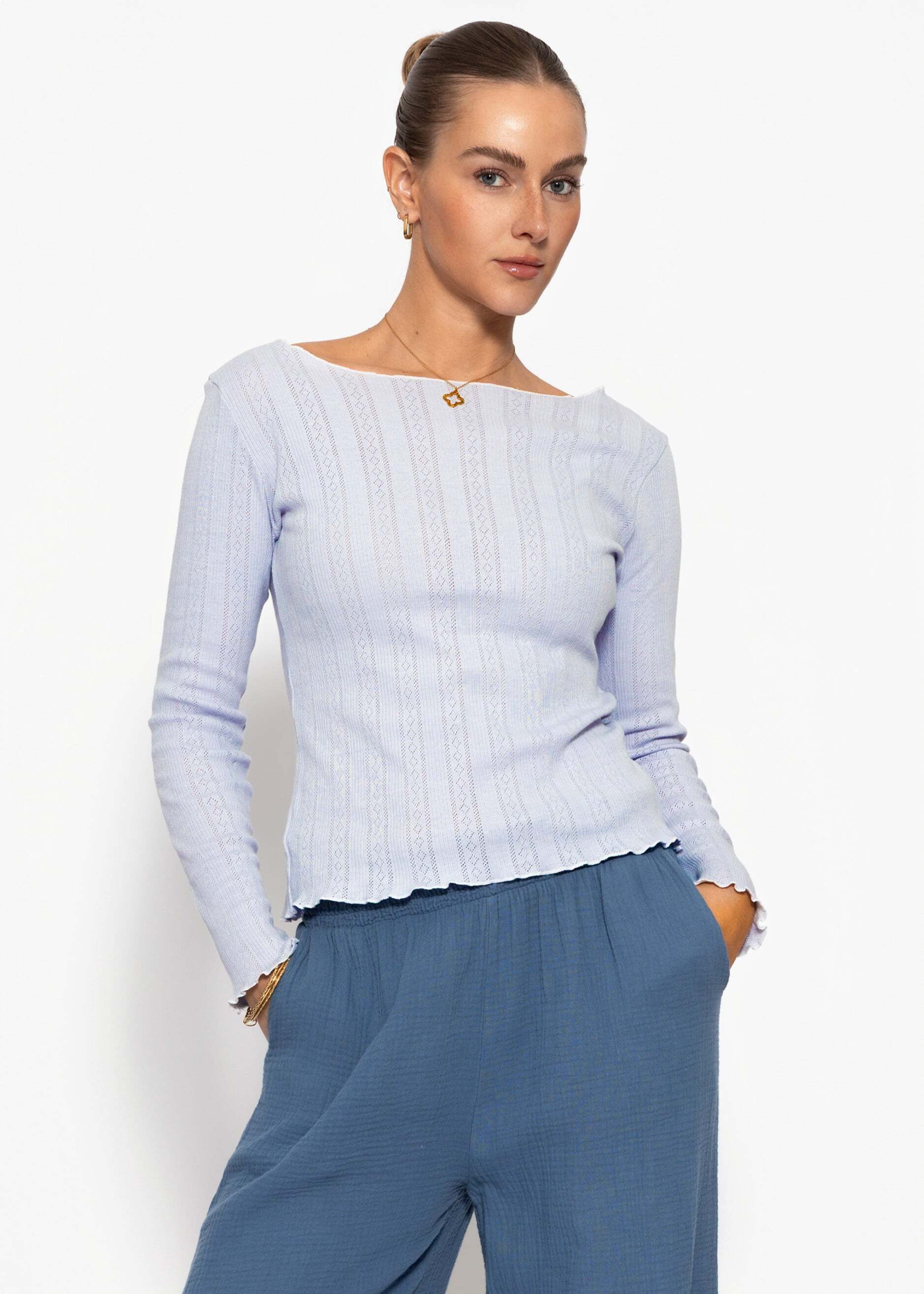 SASSYCLASSY Langarmshirt Pointelle Langarmshirt für Damen Feminines Top mit Lochmuster, gewelltem Saum und U-Boot Ausschnitt