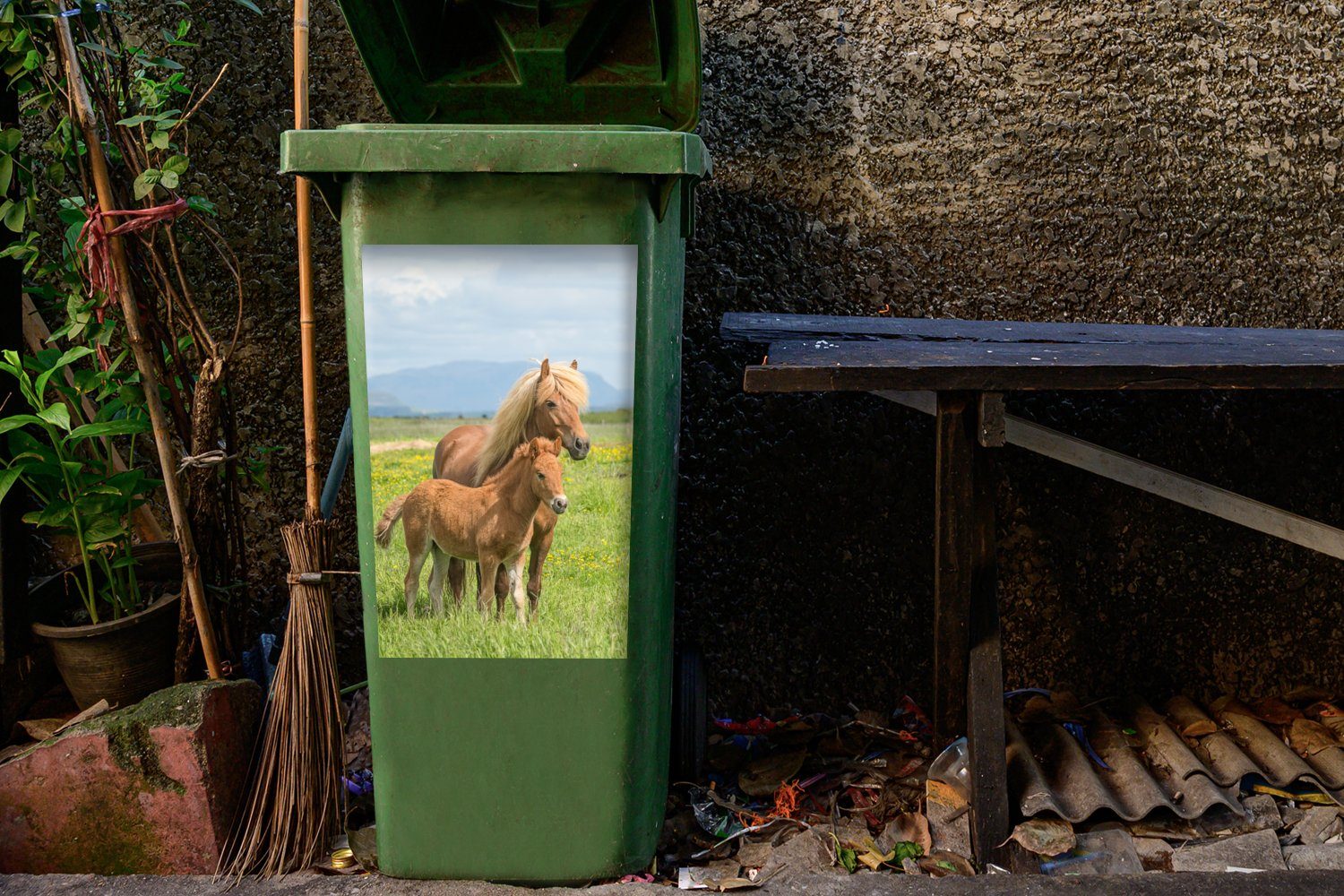 Mülltonne, St), Mülleimer-aufkleber, (1 MuchoWow Gebirge Pferde - - Sticker, Wandsticker Fohlen Abfalbehälter Container,