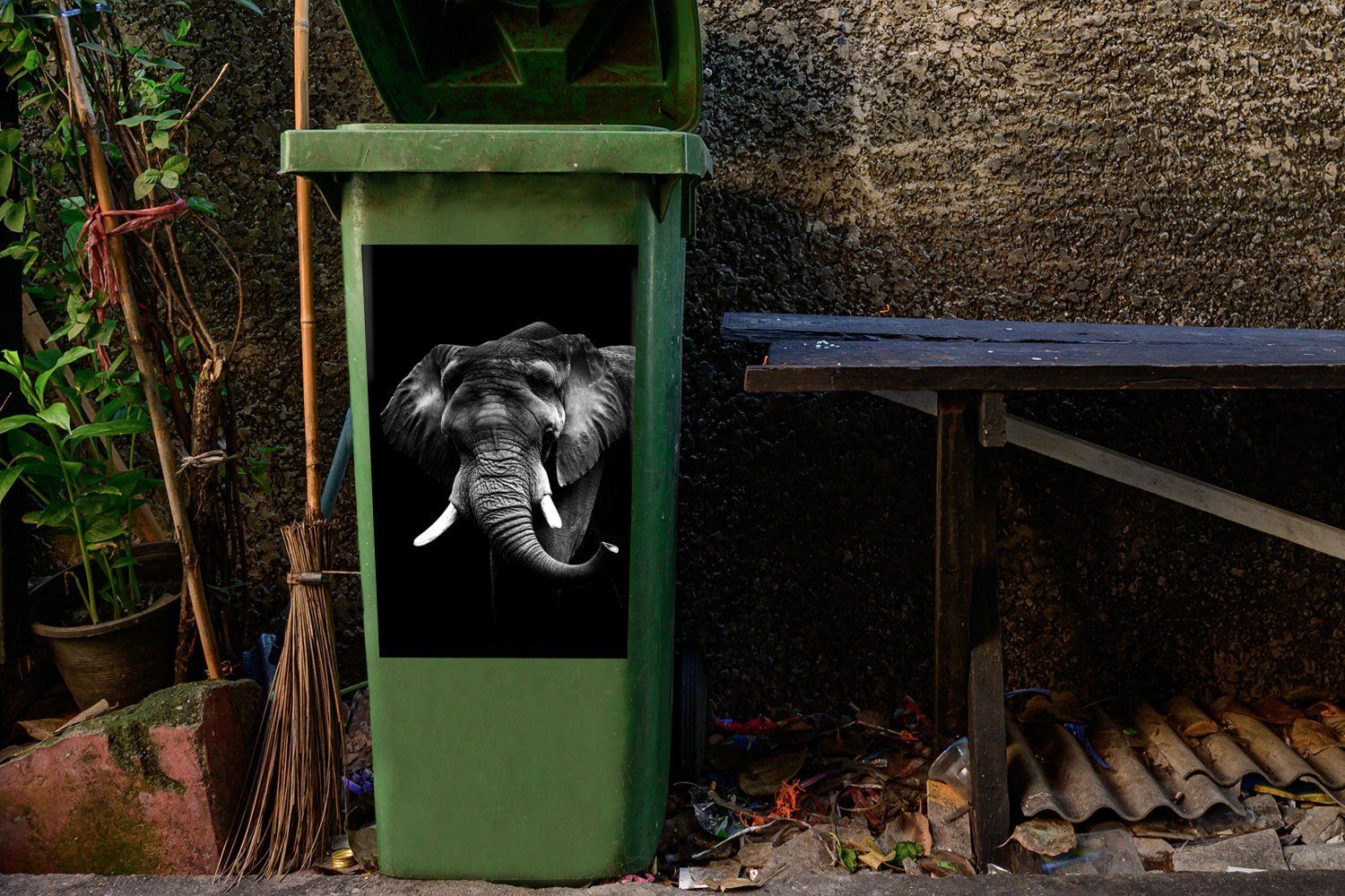 Elefant MuchoWow Mülleimer-aufkleber, Abfalbehälter Sticker, und schwarz Hintergrund Container, Mülltonne, (1 Wandsticker - weiß schwarzem vor St),