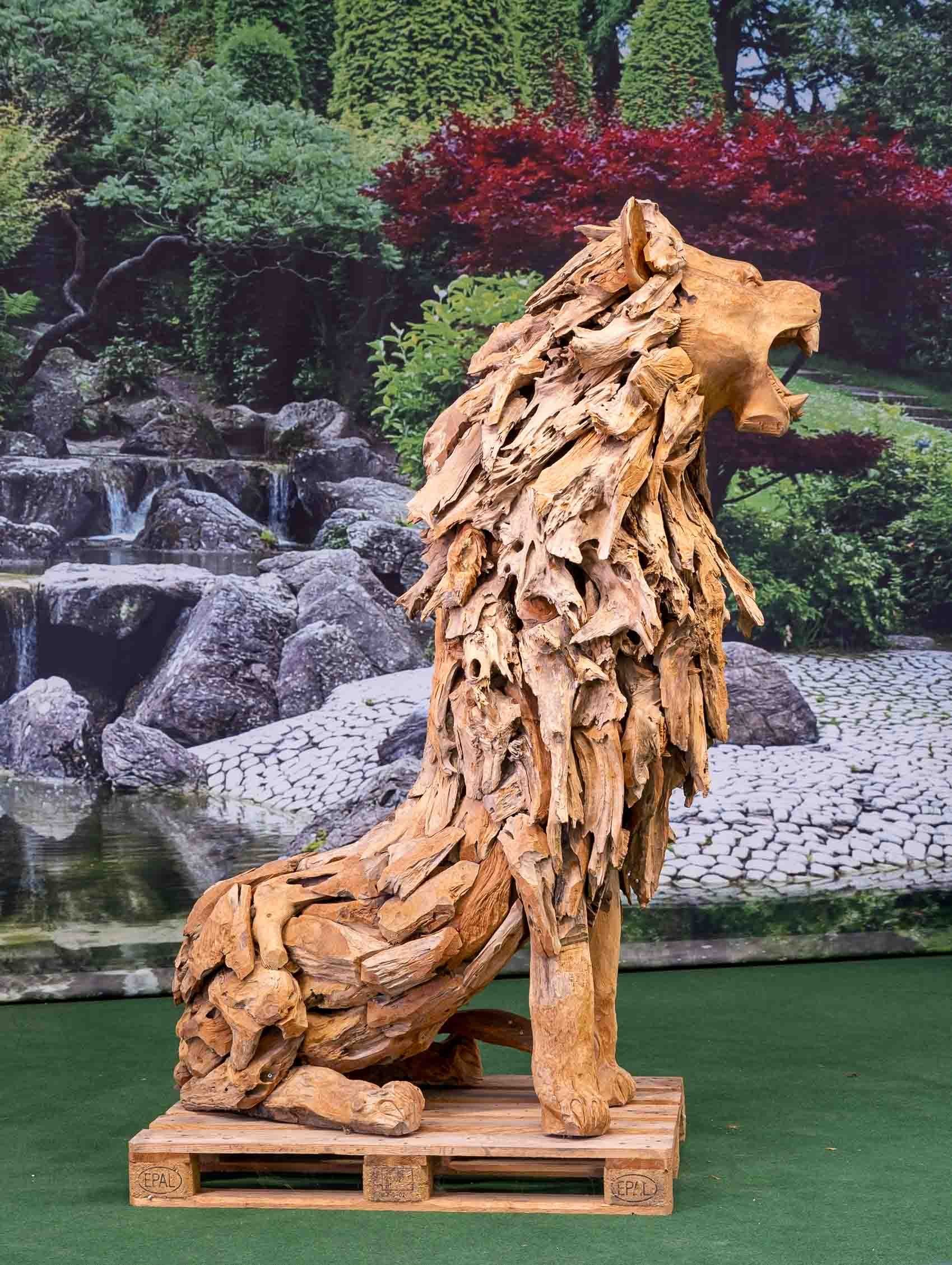 IDYL Gartenfigur IDYL Teak Holz Figur "Löwe sitzend groß", Wurzeln des Teakbaumes in mühseliger Handarbeit hergestellt