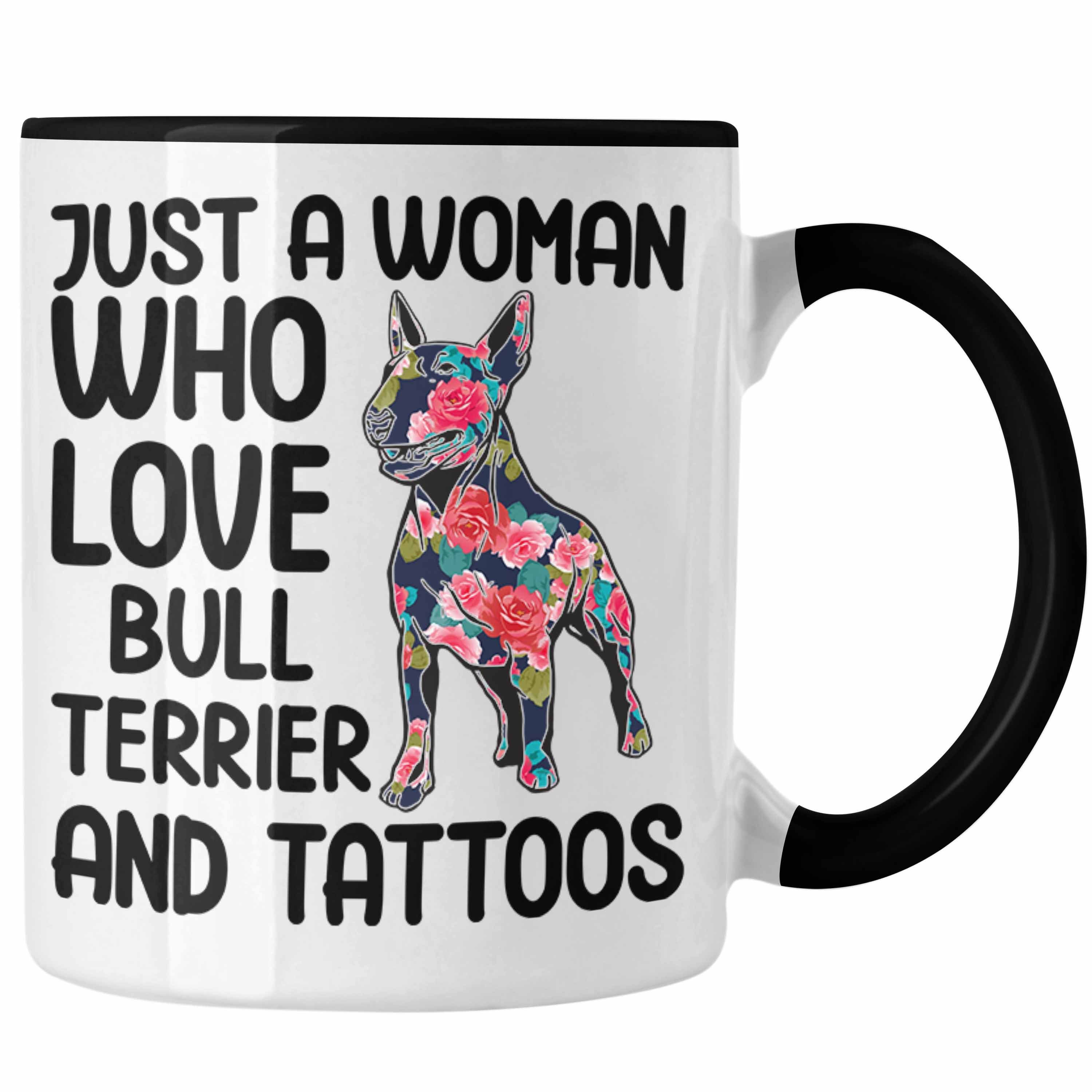 Trendation Tasse Trendation - Bullterrier Besitzerin Geschenk Tasse Bullterrier Tattoo Frauen Geschenk Just A Woman Who Loves Bull Terrier and Tattoos Schwarz