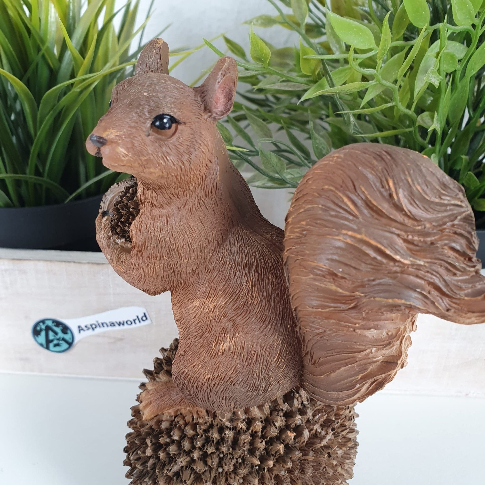 Aspinaworld Tierfigur Deko Eichhörnchen Figur auf Kastanie 17 cm günstig online kaufen
