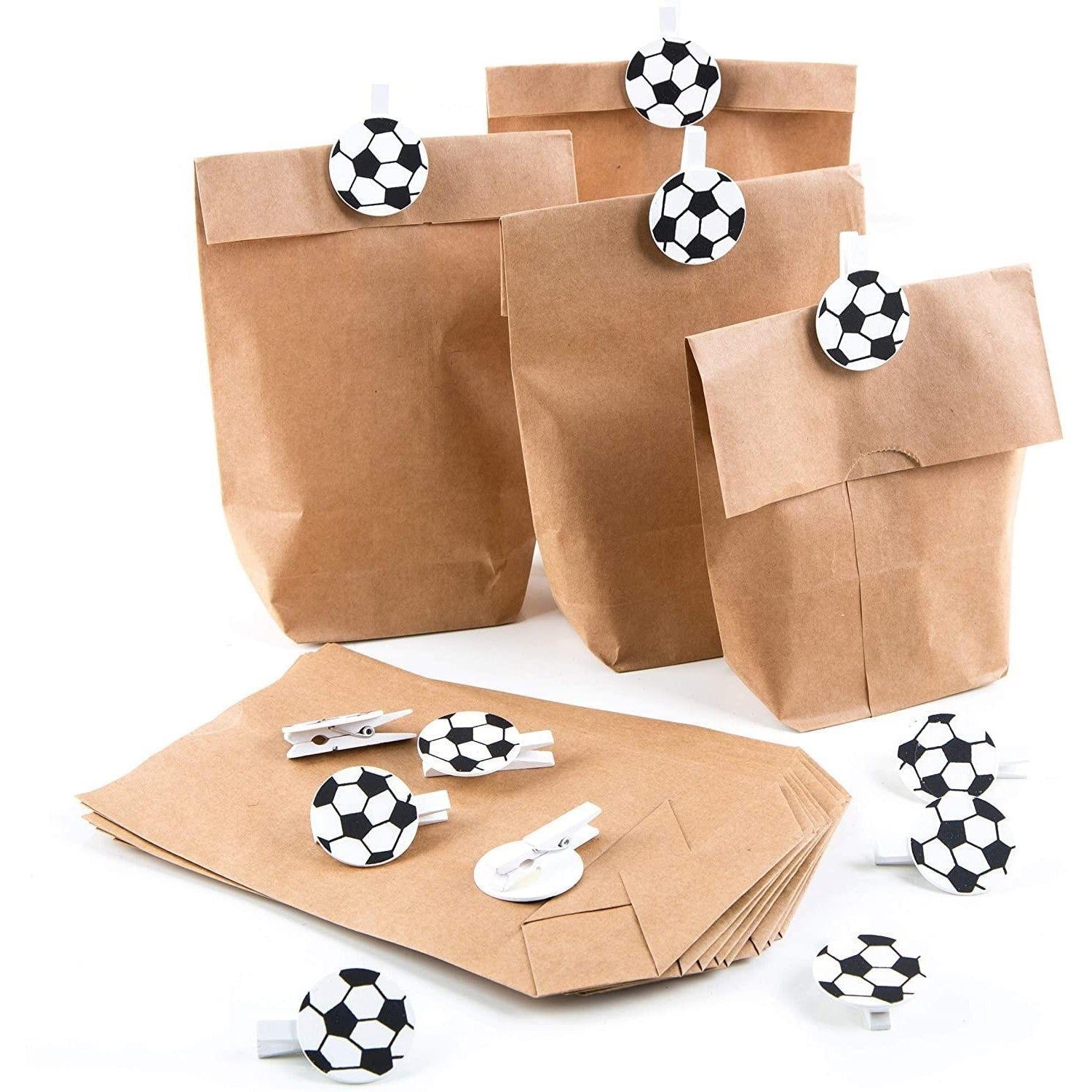 Logbuch-Verlag Aufkleber 12 Papiertüten 14 x 22 x 5,6 cm + Fußballklammer Aufkleber Mitgebsel