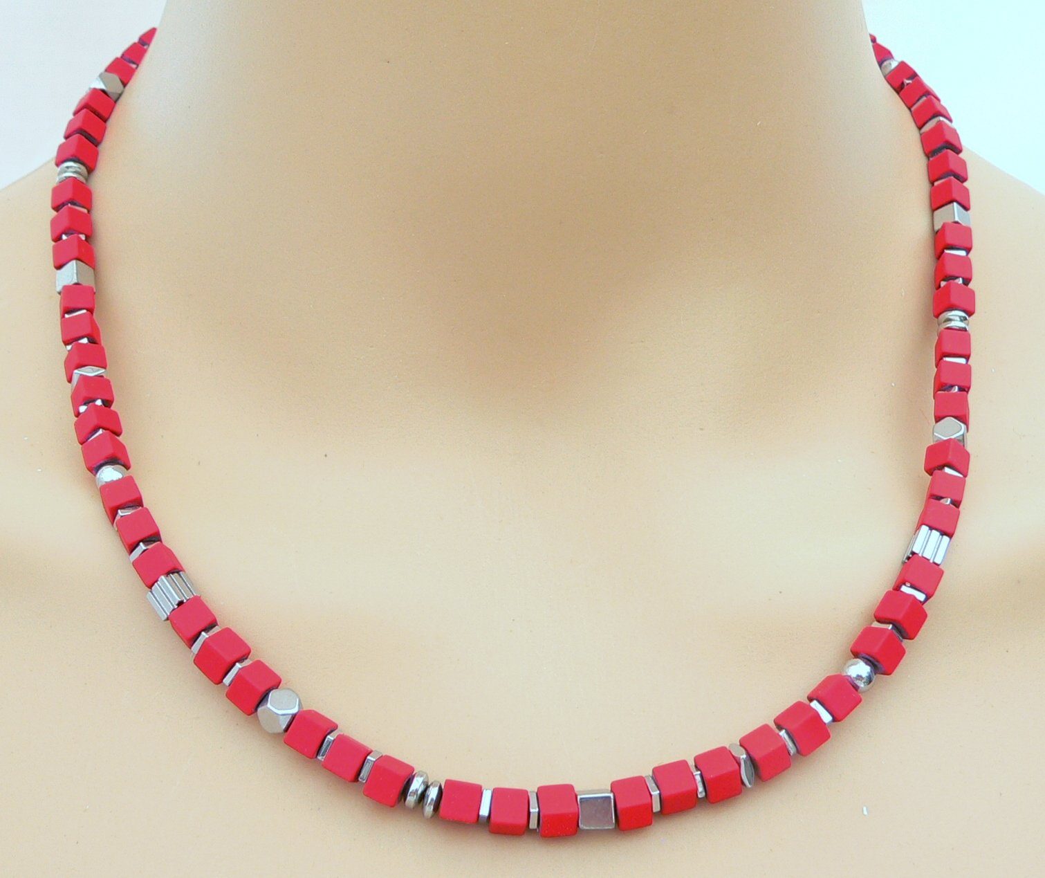 traumschmuck Collier 071c Halskette Würfelkette Hämatit 4mm matt einfarbig rot silber (Geschenk, Muttertag, Weihnachten, Geburtstag, Valentinstag, incl. Schmuckbox), handgefertigt, Made in Germany