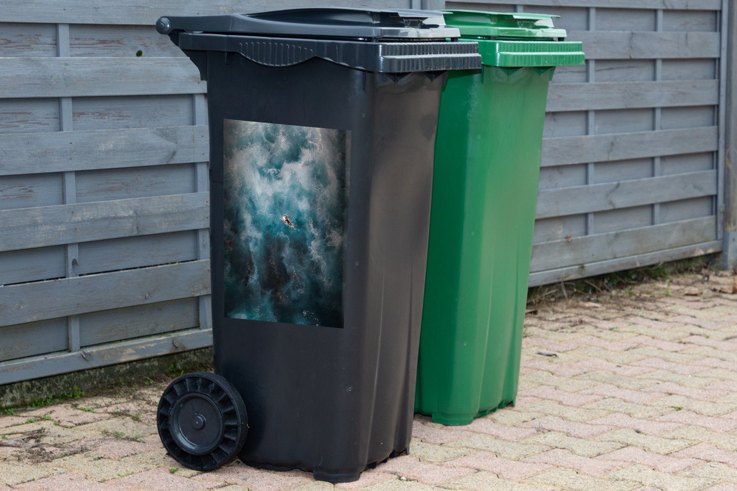 Mülleimer-aufkleber, dem Surfer MuchoWow (1 Sticker, auf Vogelperspektive Mülltonne, Container, Abfalbehälter der Wandsticker St), Meer aus