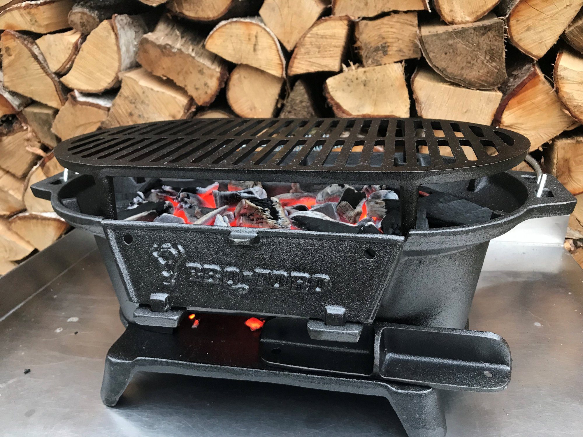 BBQ-Toro Holzkohlegrill Gusseisen Grilltopf mit Grillrost 50 x 25 x 23 cm Hibachi Style Holzko, Bereits eingebrannt