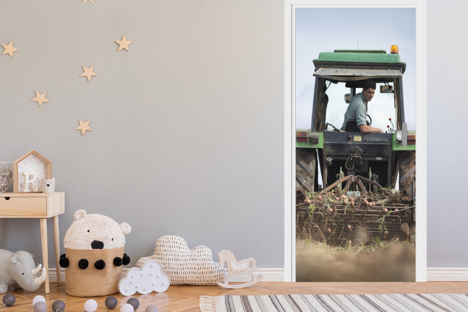 bedruckt, Traktor - für cm (1 - Tür, MuchoWow Fototapete Türaufkleber, St), Matt, Türtapete Landwirt Wolken, 75x205
