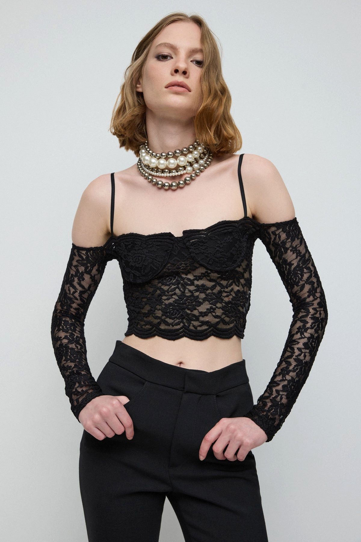 Crop-Top Schwarze, langärmelige, kurz geschnittene Spitzenbluse mit dünnen Träg