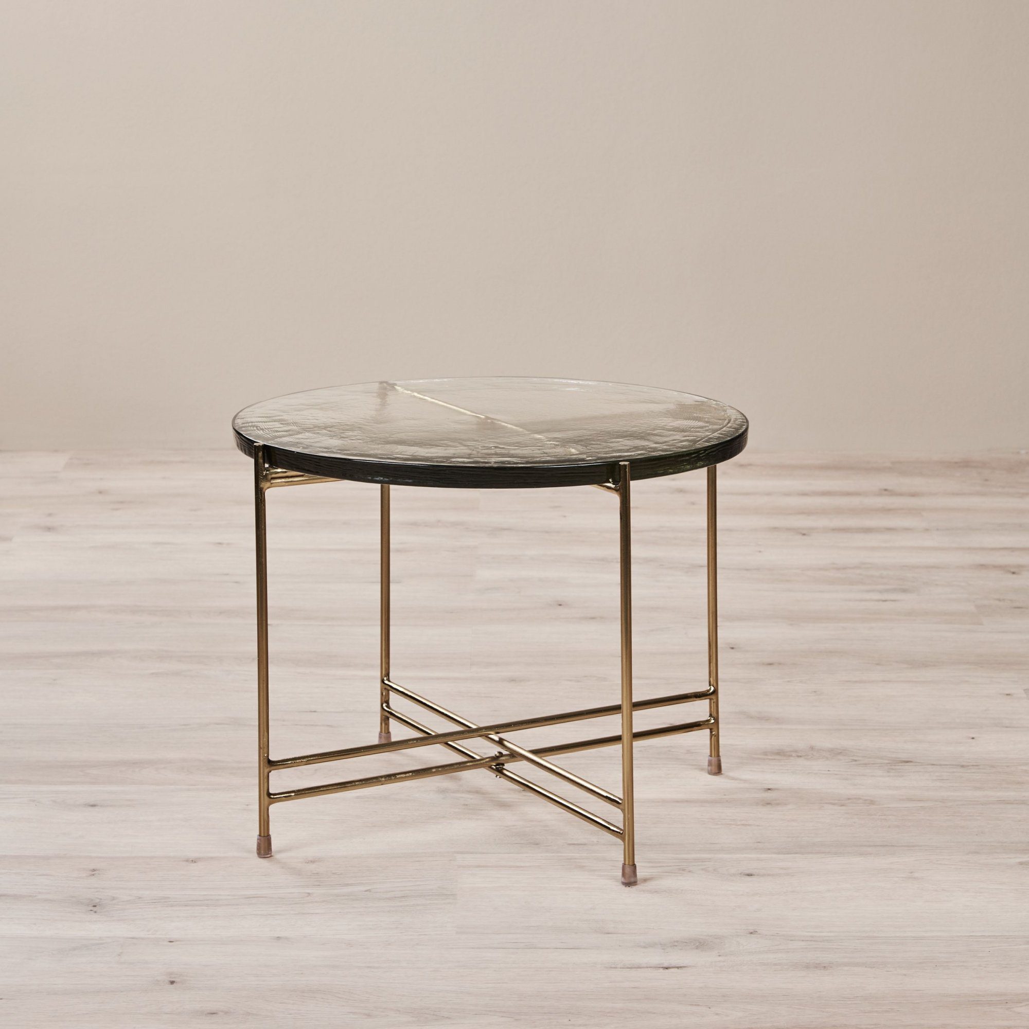 carla&marge Beistelltisch Casting II (Tisch mit gekreuztem Beingestell aus goldfarbenem Eisen und Platte aus massivem Gussglas, 50x45 cm), Couchtisch mit transparenter Glasplatte