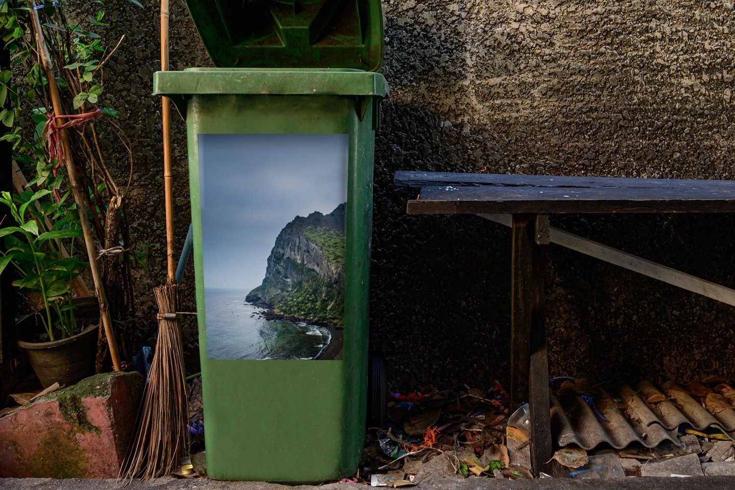 MuchoWow Wandsticker Blick in das Jeju-do Mülltonne, Container, Abfalbehälter Meer Südkorea Sticker, bei (1 Mülleimer-aufkleber, auf St)