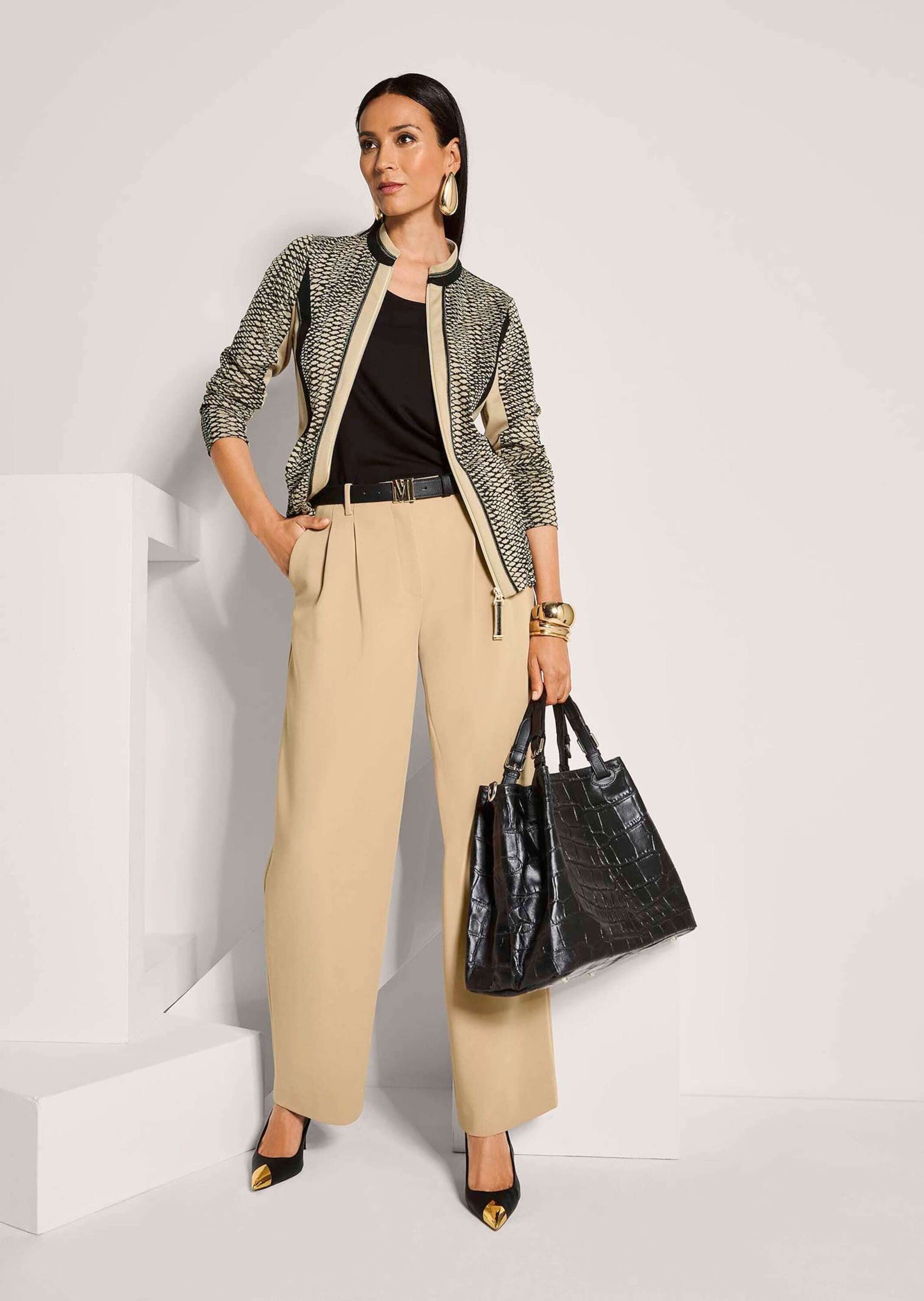 MADELEINE Kurzblazer Moderner Businessblazer mit All-Over-Print Blazer im sportlichen Look mit Stehkragen und langen Ärmeln