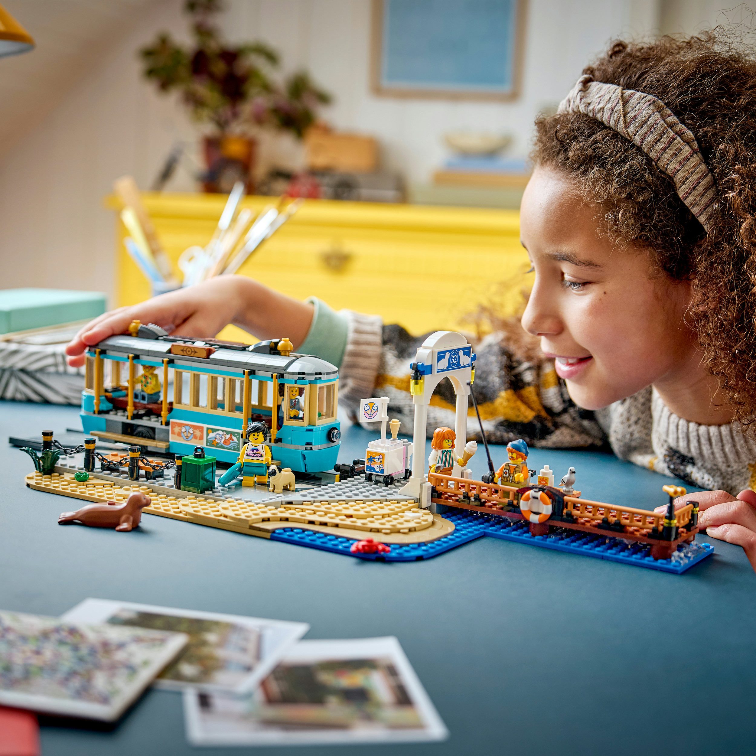LEGO® Klassische Strandstraßenbahn (60506), LEGO City Konstruktionsspielsteine, (693 St), Made in Europe – Bild 2 von 5