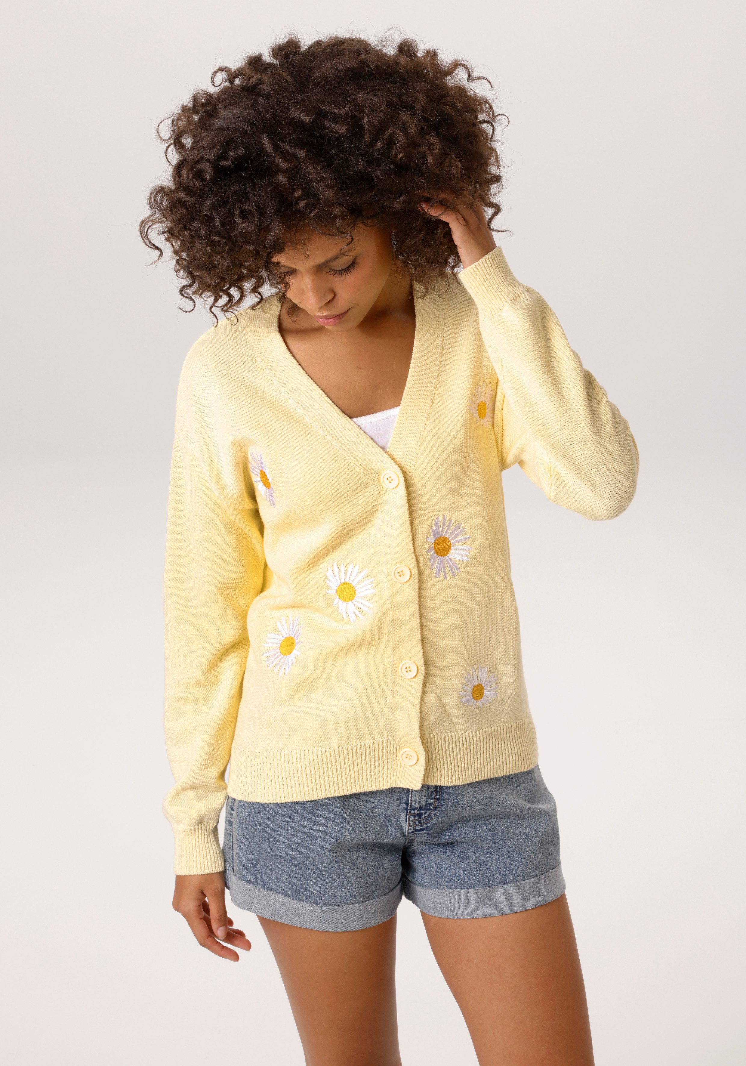 Aniston CASUAL Strickjacke mit aufgestickten Margeriten verziert günstig online kaufen