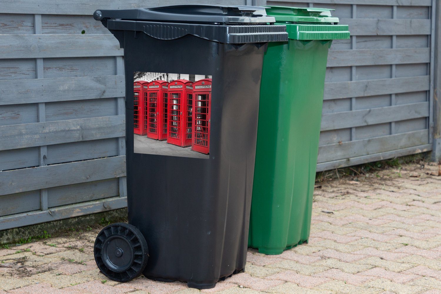 MuchoWow Schwarz-Weiß-Foto vier St), (1 roten Mülltonne, von Telefonkabinen Container, Sticker, Wandsticker Abfalbehälter Mülleimer-aufkleber,