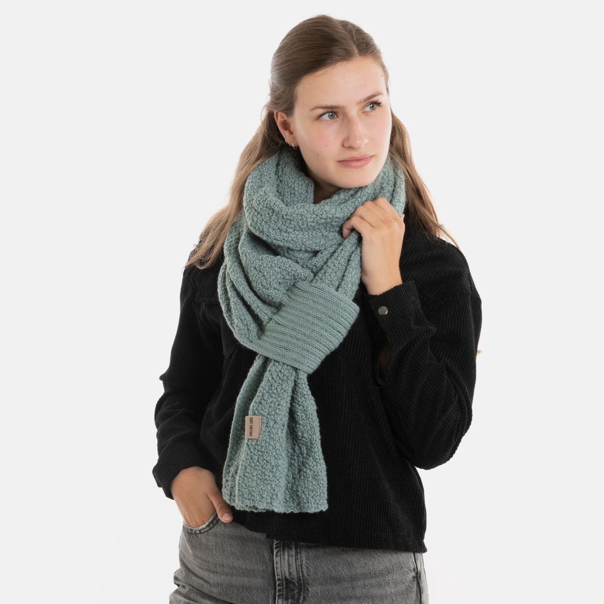 Knit Factory Strickschal Haze Schal Stone Green, (1-St), Schal Halstuch Dreiecksschal Tuch Strickmode – Bild 2 von 5