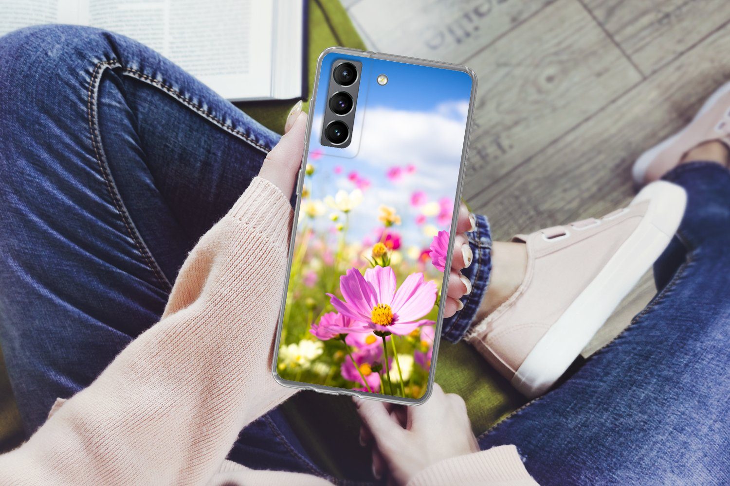 MuchoWow Handyhülle für Samsung Galaxy S21 Blumen - Wiese - Lila - Gras - Weiß - Wolken -, Phone Case, Silikon, Schutzhülle Dünn