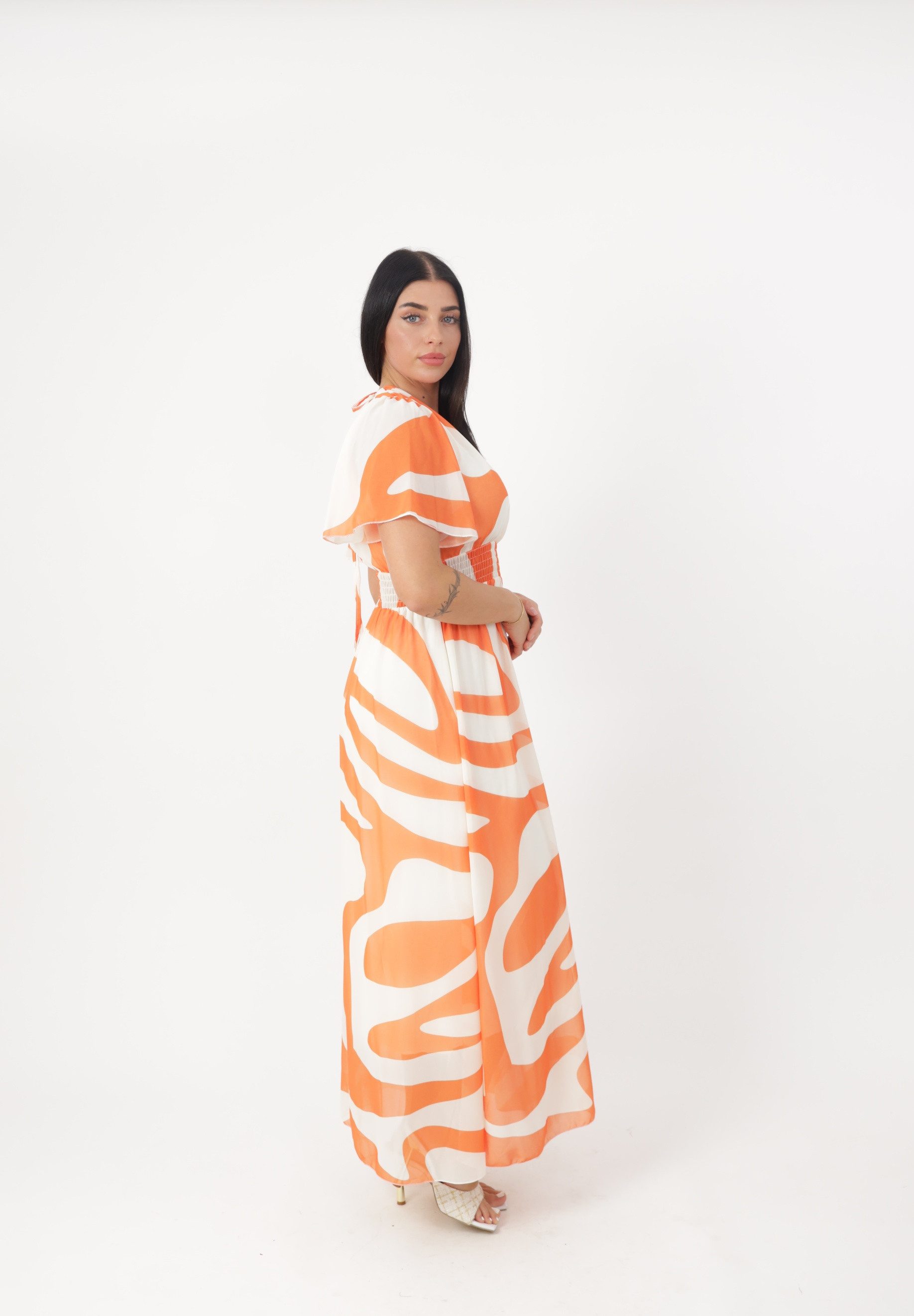 Elara Maxikleid — Sommerkleid Wickeloptik mit grafischem Muster und Smoktaille – Bild 4 von 5