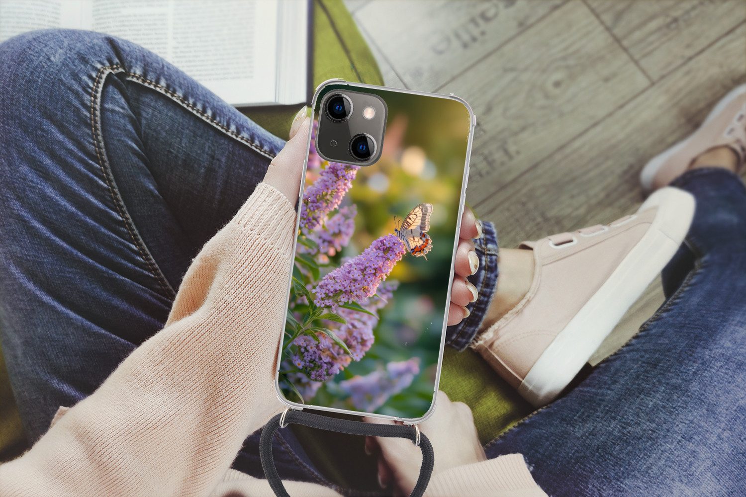 MuchoWow Handyhülle für Apple iPhone 13 Verschnörkelt - Schmetterling - Lila - Blumen, Tragbare Handyhüllen mit Kette zum umhängen, Handykette Handyband