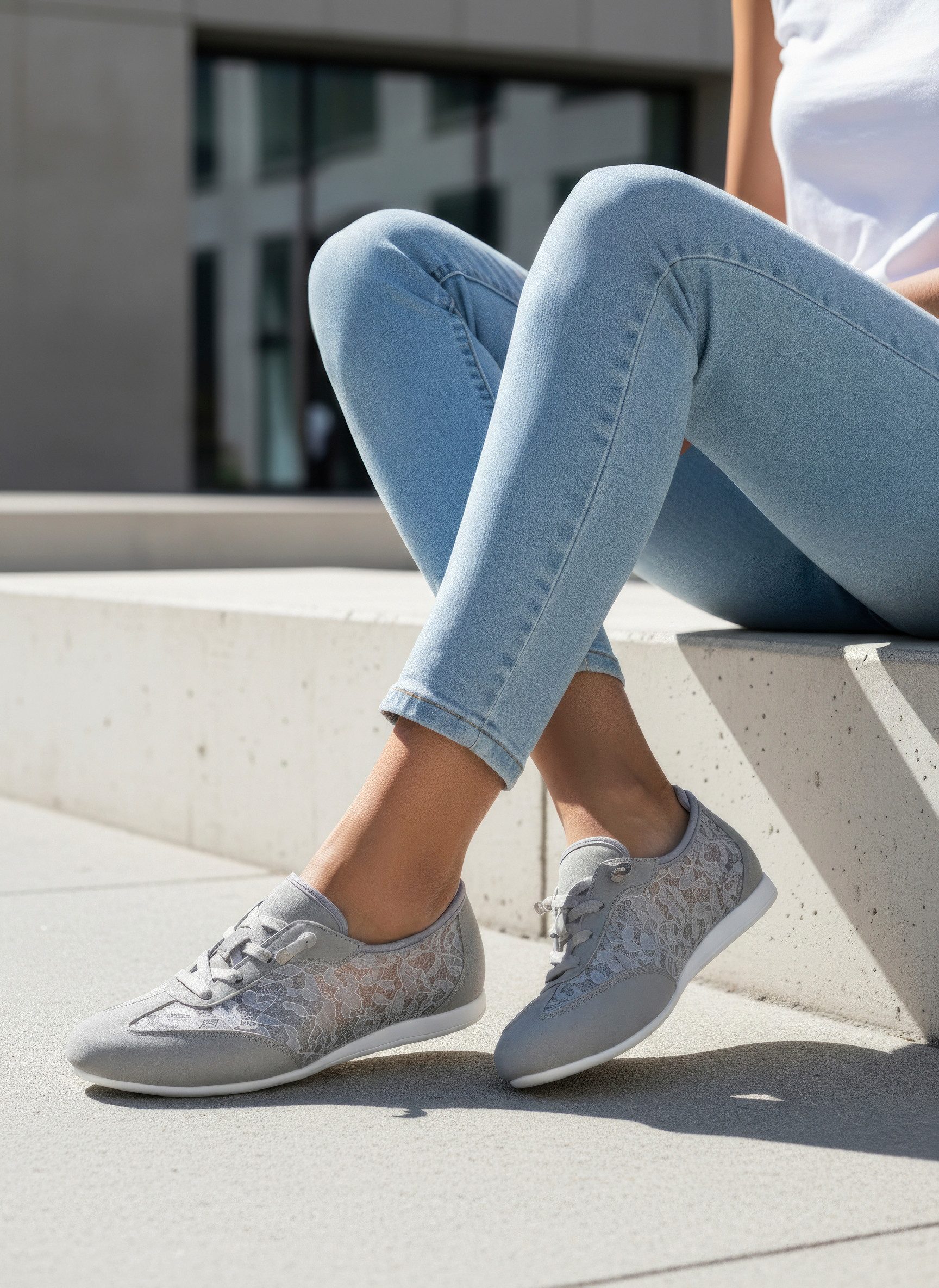 LASCANA Freizeitschuh, Halbschuh, Slip-On-Sneaker, Sneaker mit modischen Spitzendetails & herausnehmbarer Innensohle VEGAN