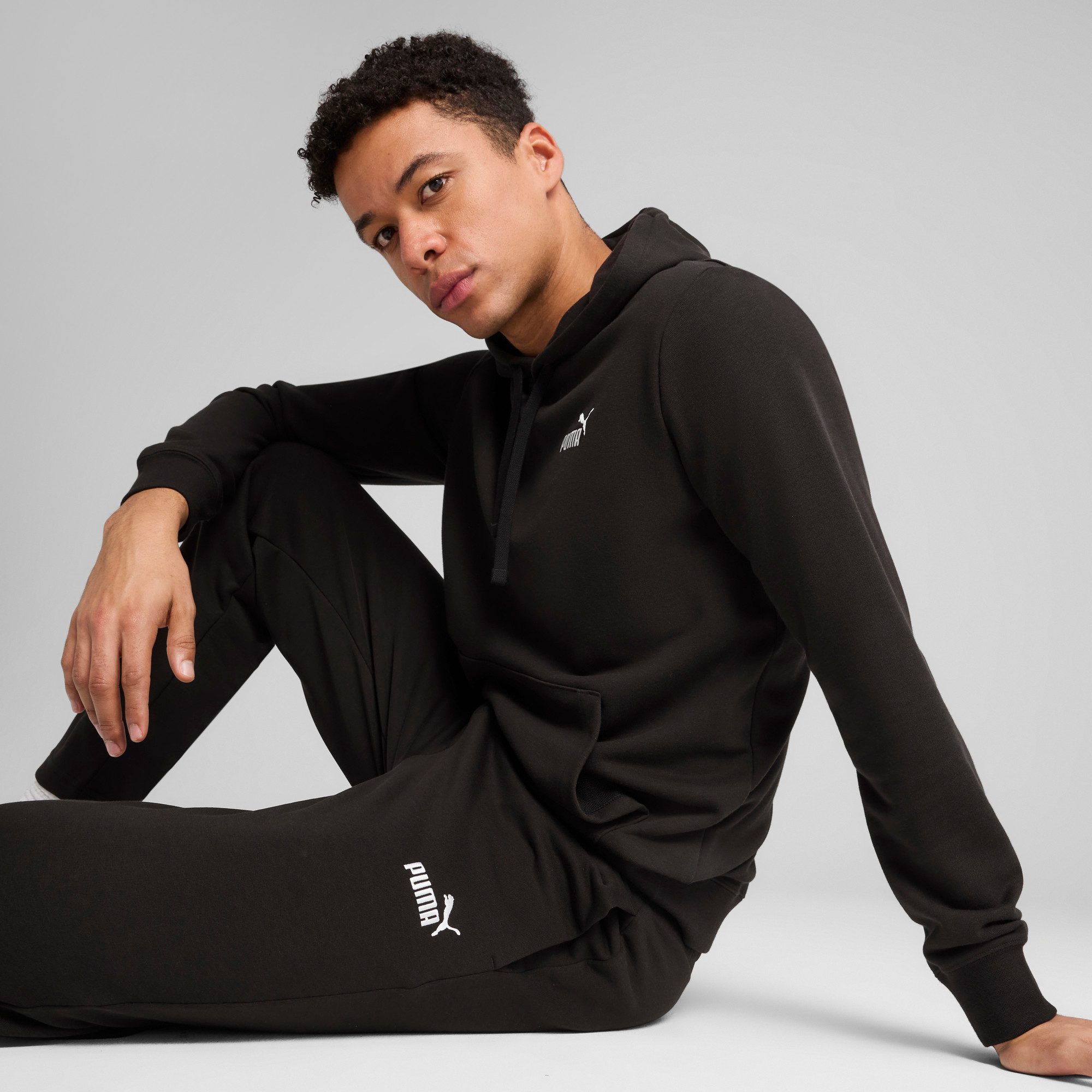 PUMA Trainingshose ESS NO 1 LOGO SWEATPANTS TR OP aus French Terry, mit Eingrifftaschen, Regular Fit – Bild 4 von 5
