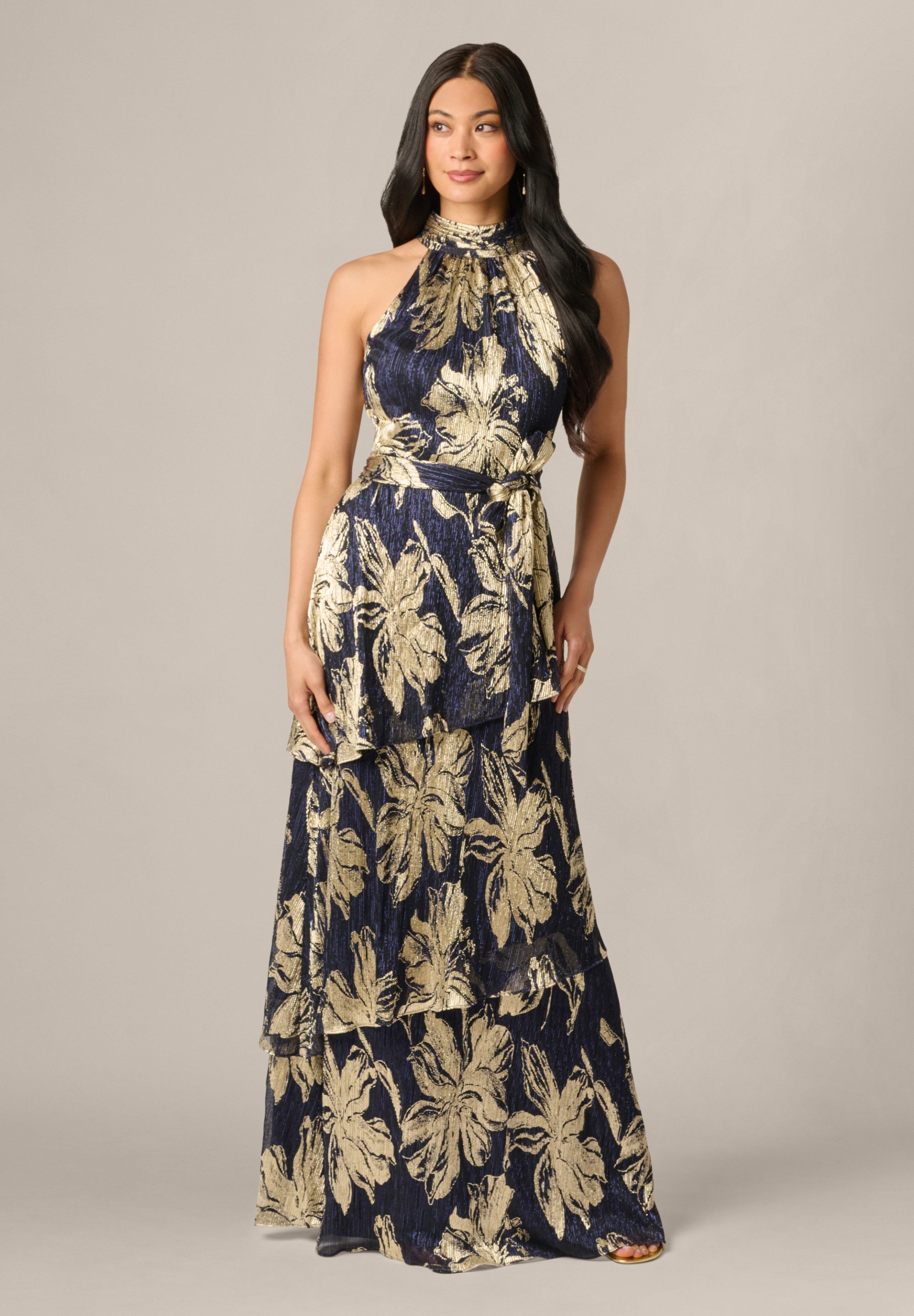 Adrianna Papell Abendkleid Halter Crinkle Metallic Gown Schimmerndes Abendkleid aus geblümtem Crinkle-Chiffon
