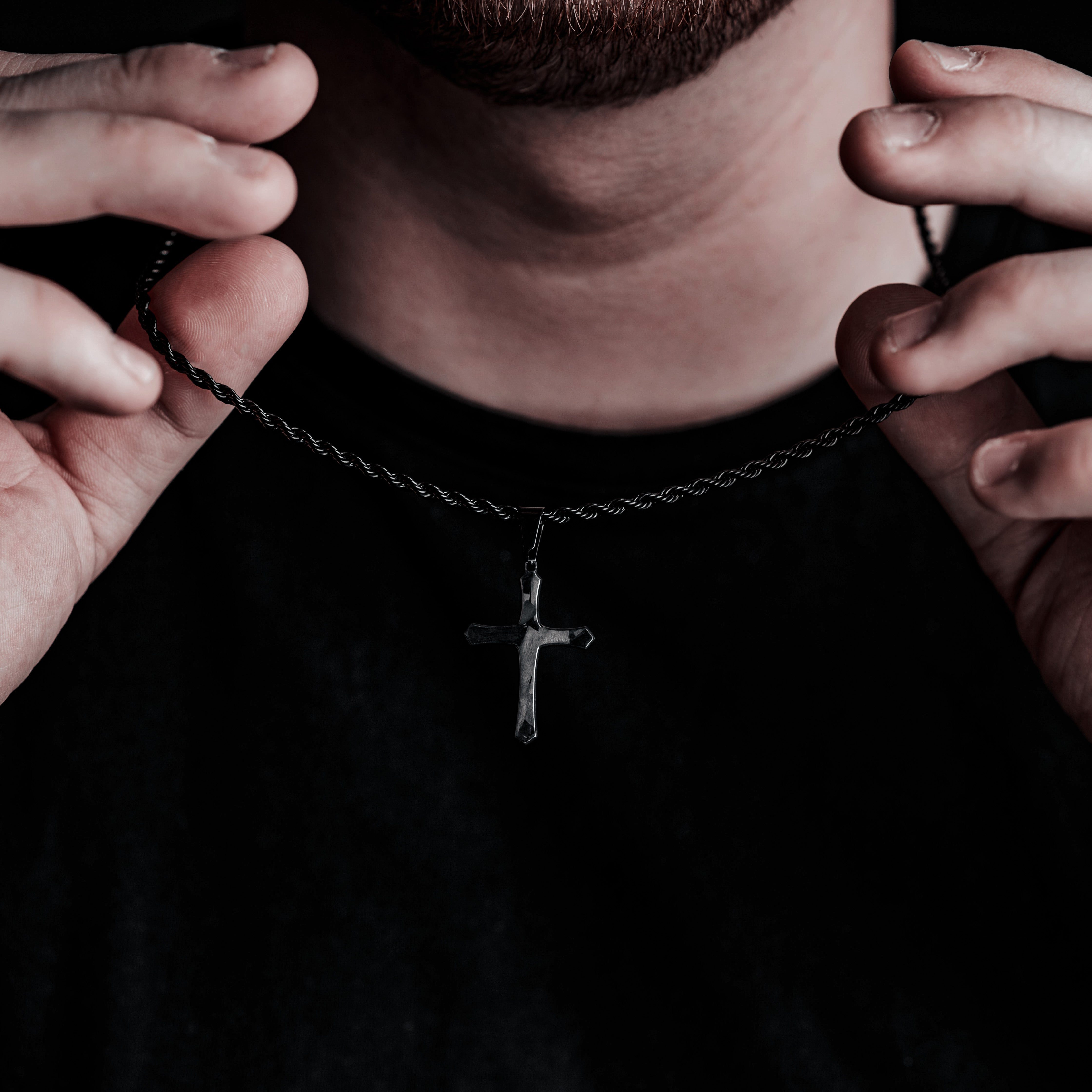 CRBNCNCPT Kette mit Anhänger Carbon Kreuz Anhänger mit schwarzer Edelstahl Kette Herren Halskette