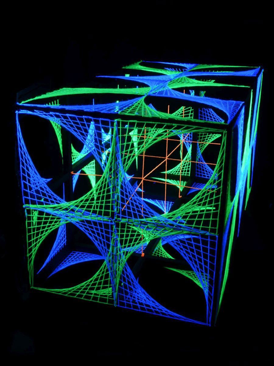 PSYWORK Dekoobjekt Schwarzlicht 3D StringArt Fadendeko Rechteck "Slanted Cube", 1,05m, UV-aktiv, leuchtet unter Schwarzlicht | Deko-Objekte