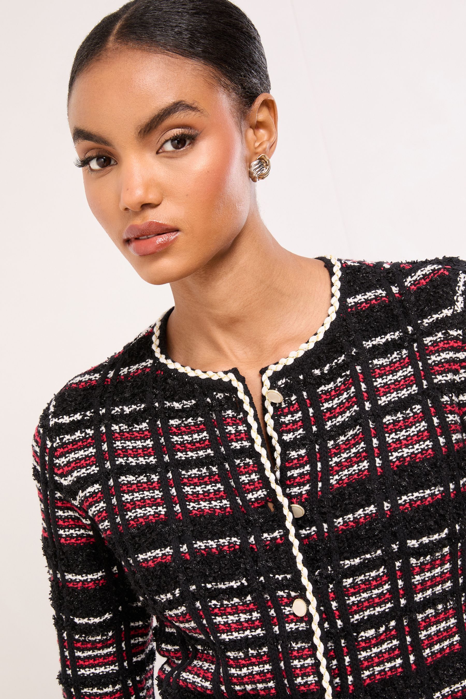 LIPSY Strickjacke Lipsy karierte Bouclé-Strickjacke mit Besatz (1-tlg)