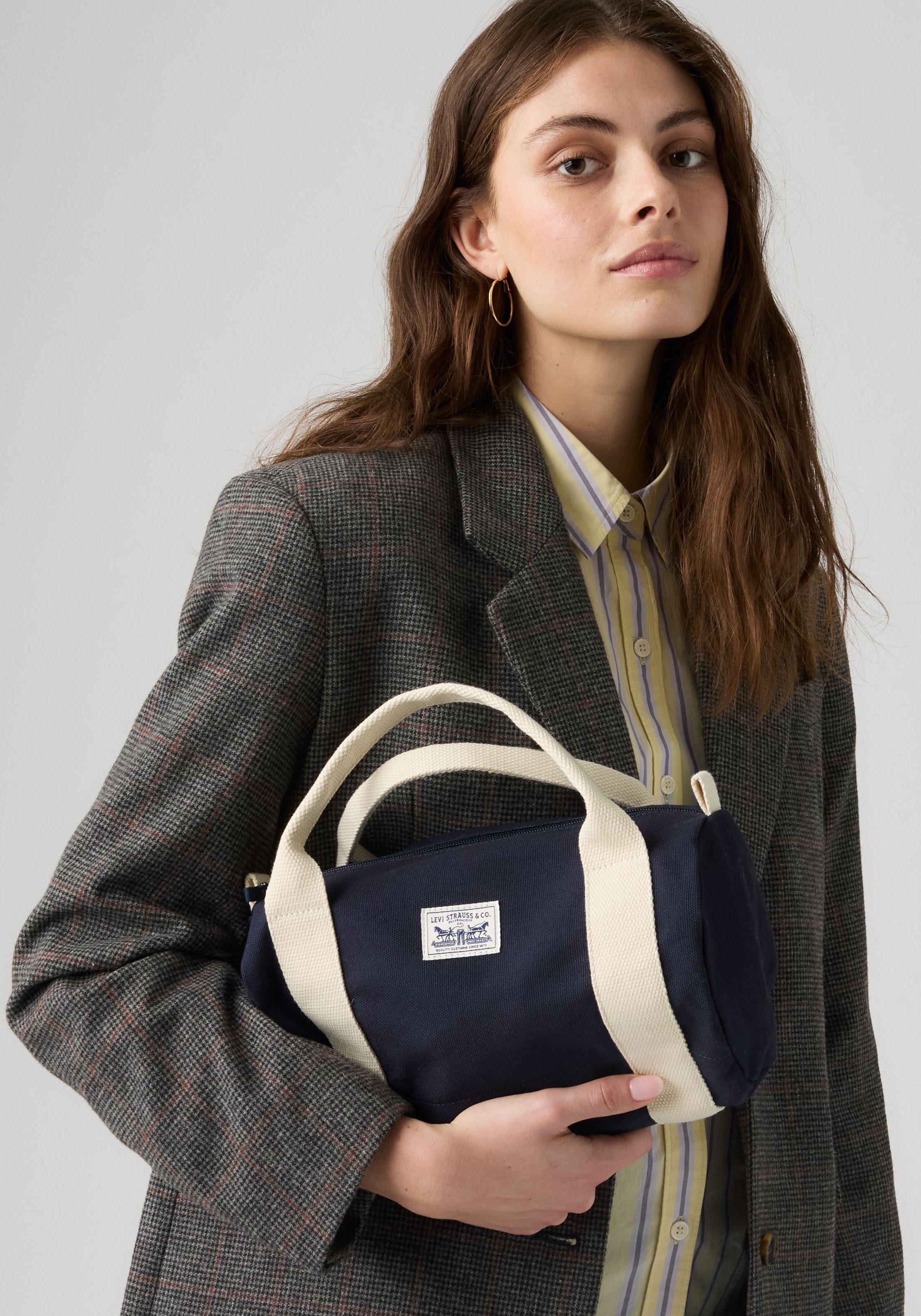 Levi's® Beuteltasche HARLEY SMALL BARREL, Canvas-Tasche mit Kontrast-Details und Logo-Badge
