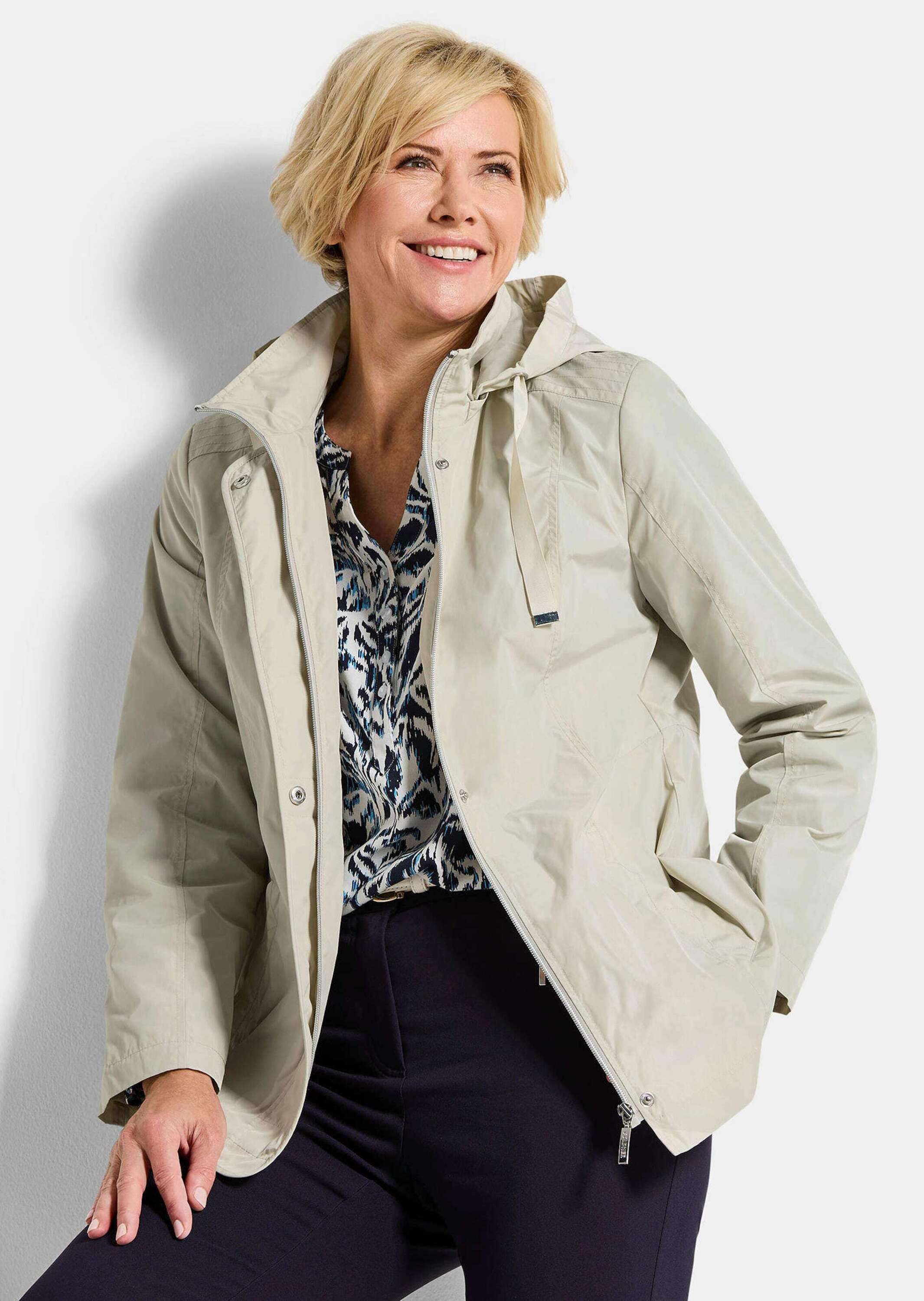 GOLDNER Outdoorjacke Outdoor-Jacke mit Kapuze Übergangsjacke mit Stehkragen, Reißverschluss, Taschen und Langarm – Bild 4 von 5