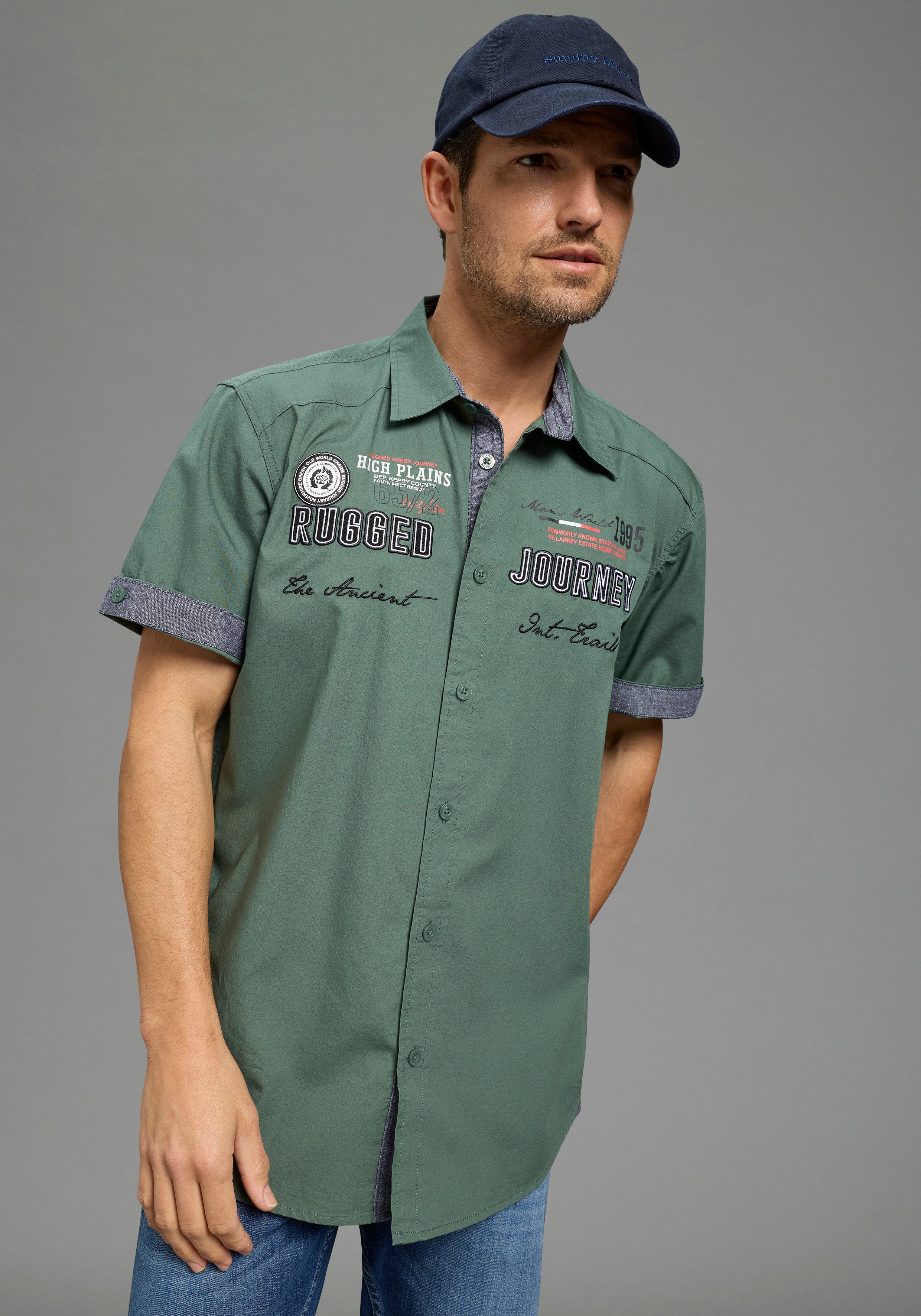 Man's World Kurzarmhemd mit Print und Aufnähern