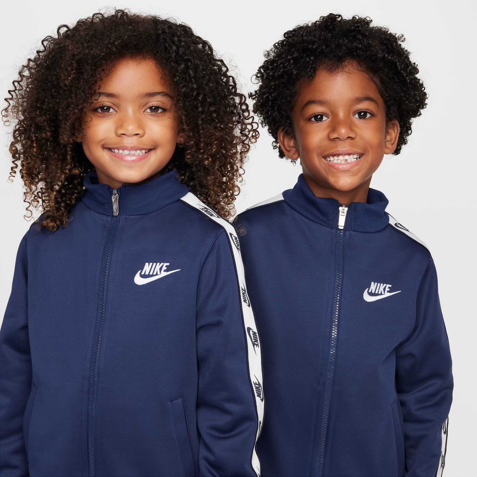 Nike Sportswear Trainingsanzug NKN FULL ZIP SET WITH LOGO TAP (2-tlg), zweiteiliges Set, für Kinder, aus Polyester