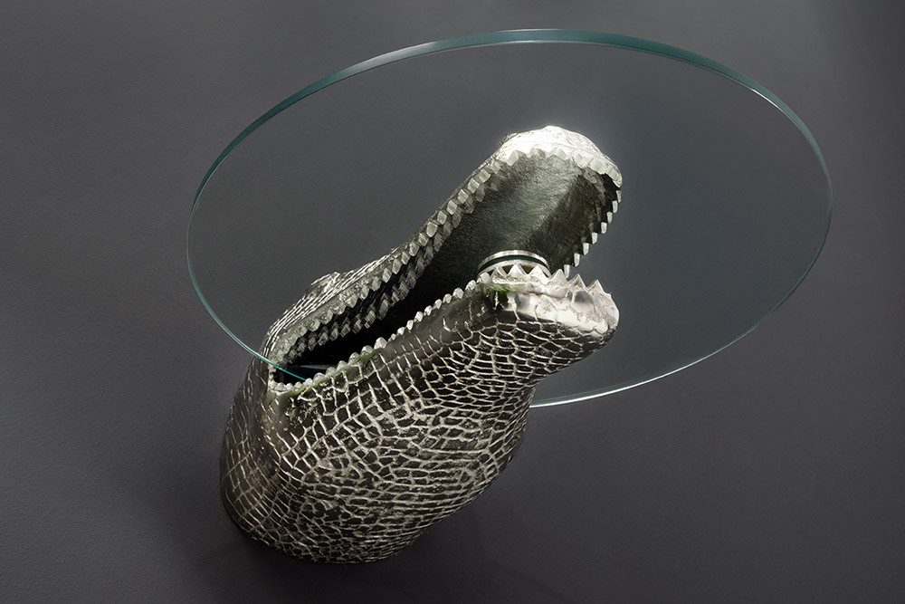 riess-ambiente Beistelltisch WILDLIFE CROCODILE 60cm silber – Krokodil-Hängetisch mit Glasplatte (Einzelartikel, 1-St), Skulptur aus Metall, Statement Piece, Design-Highlight
