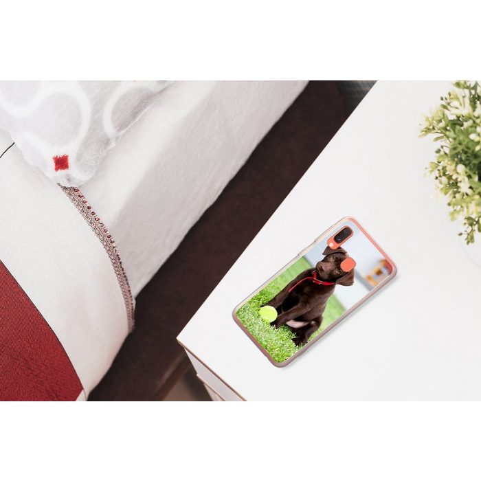 MuchoWow Handyhülle Labrador Retriever Welpe mit einem Tennisball Handyhülle Samsung Galaxy A20e Smartphone-Bumper Print Handy QR11125