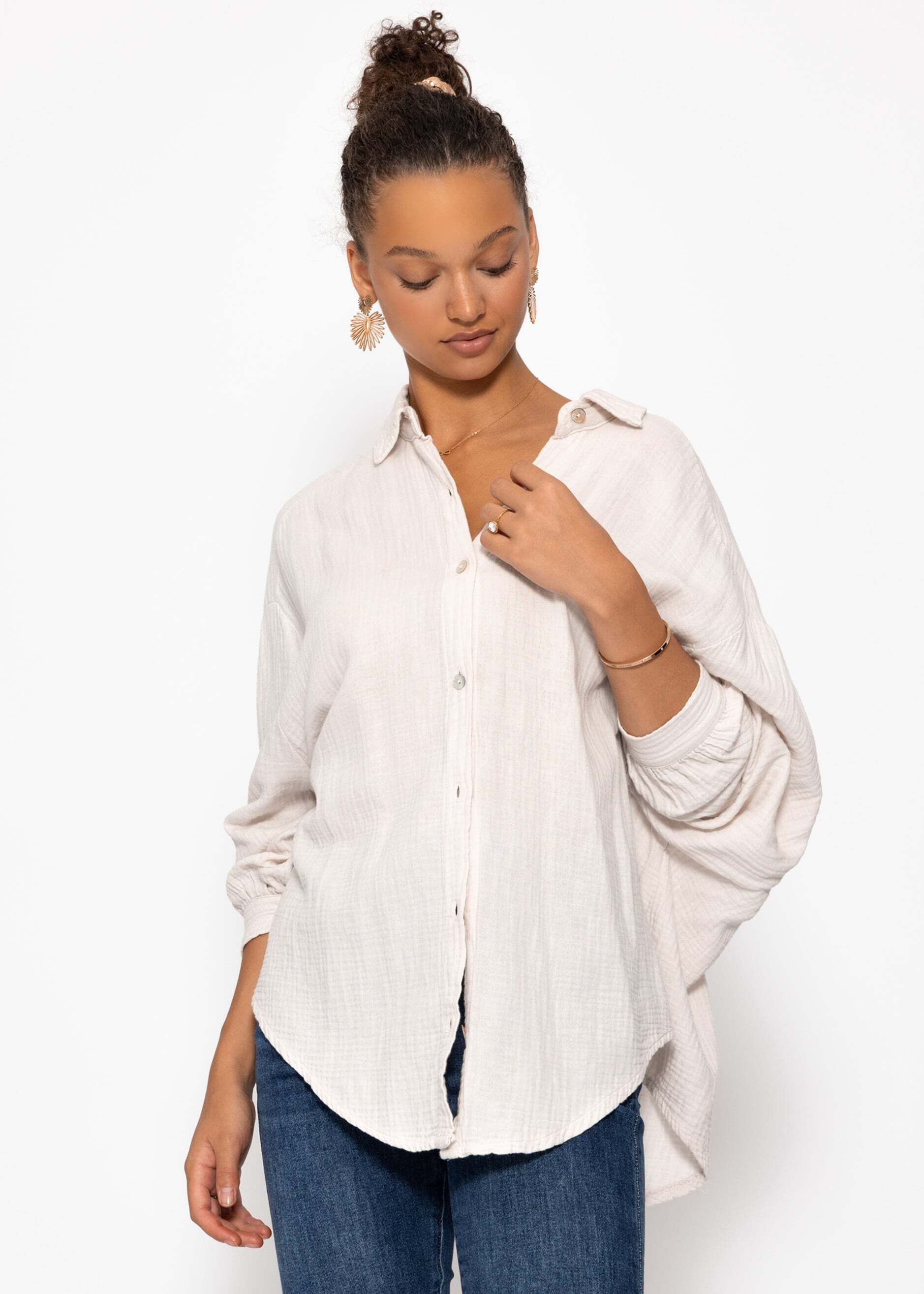 SASSYCLASSY Longbluse Oversize Musselin Bluse Damen kurz Langarm Elegant Hemdbluse lang aus Baumwolle mit V-Ausschnitt, One Size (Gr. 36-48)