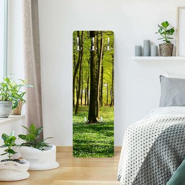 Bilderdepot24 Garderobenpaneel grün Bäume Wald Natur Waldwiese Design (ausgefallenes Flur Wandpaneel mit Garderobenhaken Kleiderhaken hängend), moderne Wandgarderobe - Flurgarderobe im schmalen Hakenpaneel Design