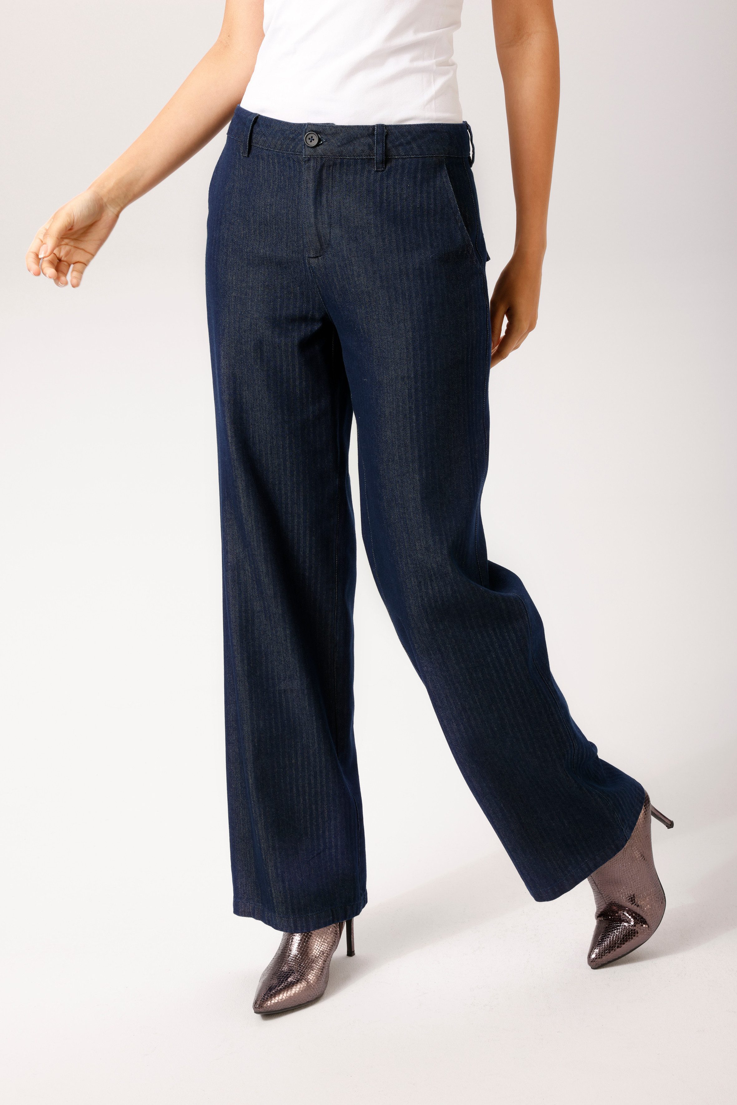 Aniston CASUAL Straight-Jeans aus strukturiertem, weichen Denim - NEUE KOLLEKTION. € 49,99, (€ 49,99 pro 1 Stk).