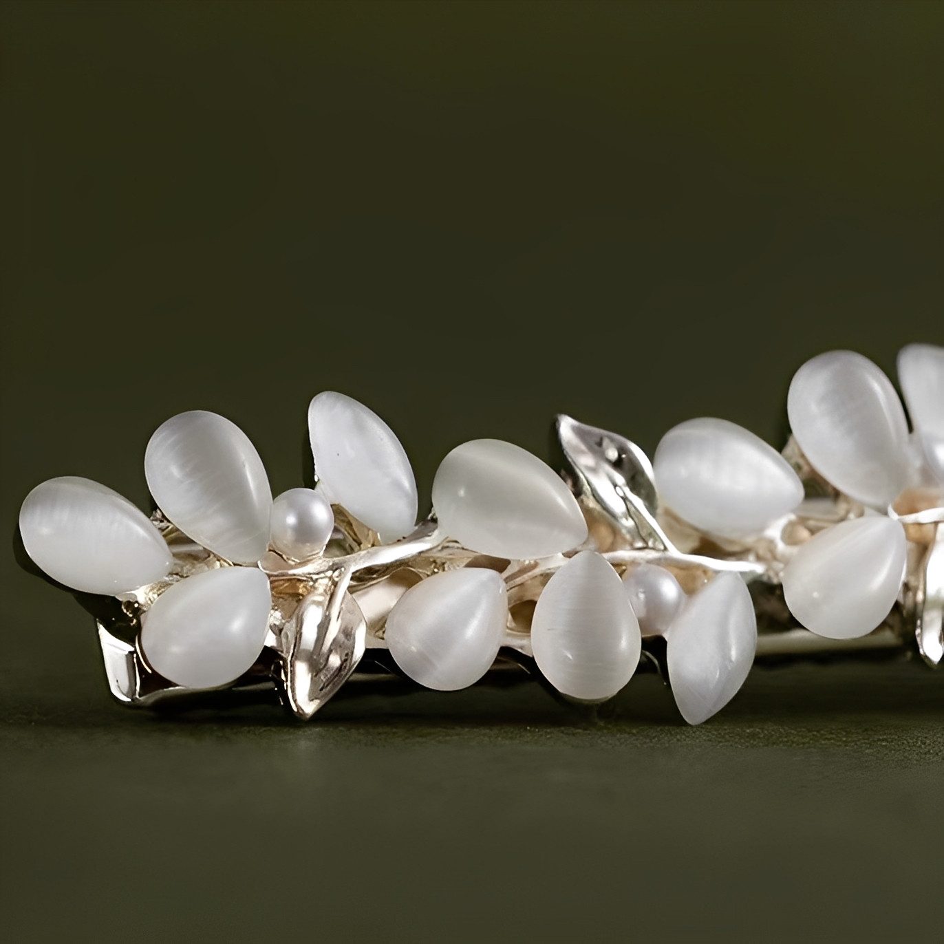 The Beauty House Haarspange stilvolle Damen Haarklammer mit weißen Blüten aus Edelstein, romantischer Haarschmuck für Alltag, Hochzeit & Party