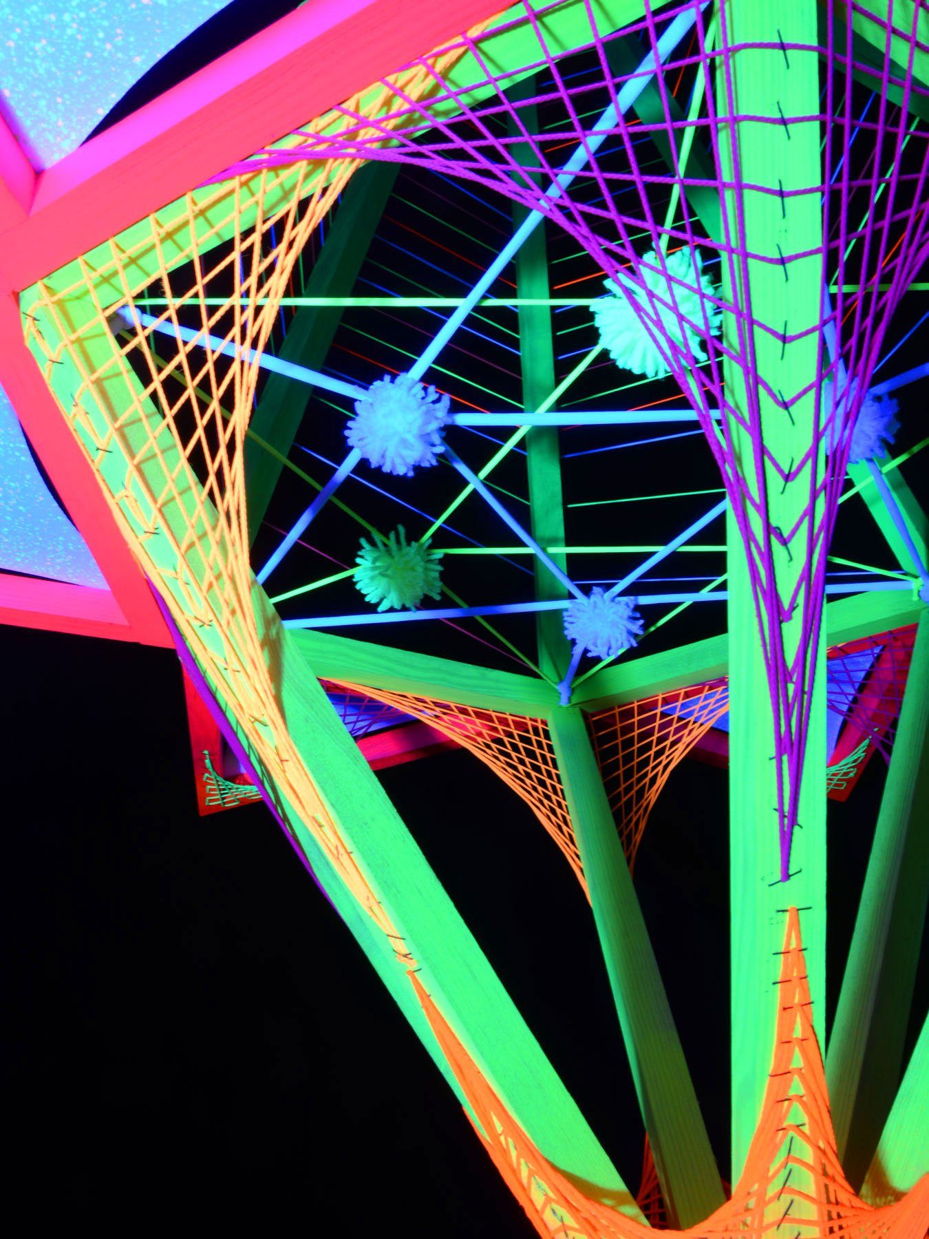 Schwarzlicht UV-aktiv, 3D Schwarzlicht Dekoobjekt leuchtet "Neon Flower" Dreiecken Sechseck mit 1,30m, PSYWORK StringArt unter