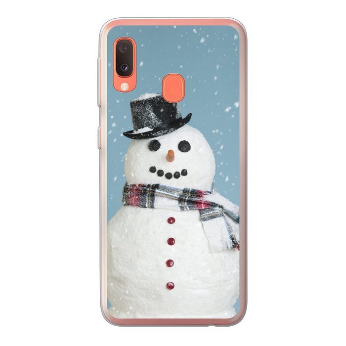 MuchoWow Handyhülle Ein glücklicher Schneemann zu Weihnachten mit einem hellblauen Handyhülle Samsung Galaxy A20e Smartphone-Bumper Print Handy