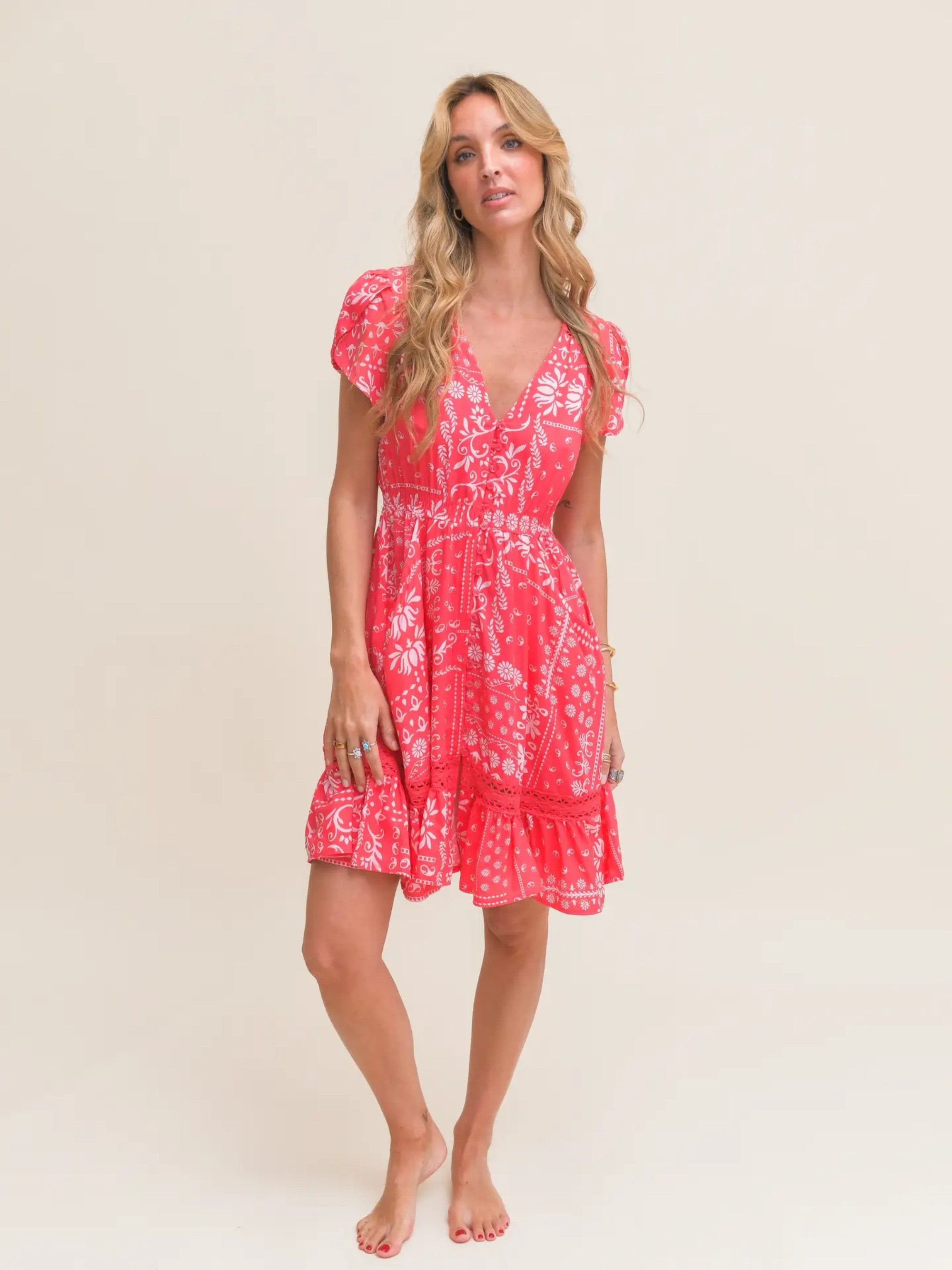 ANNIS Fashion & Accessoires Sommerkleid "CORAL BREEZE" v. Jaase (1-tlg) Minikleid mit Paisley-Print, Häkelborte und Taschen, Viskose