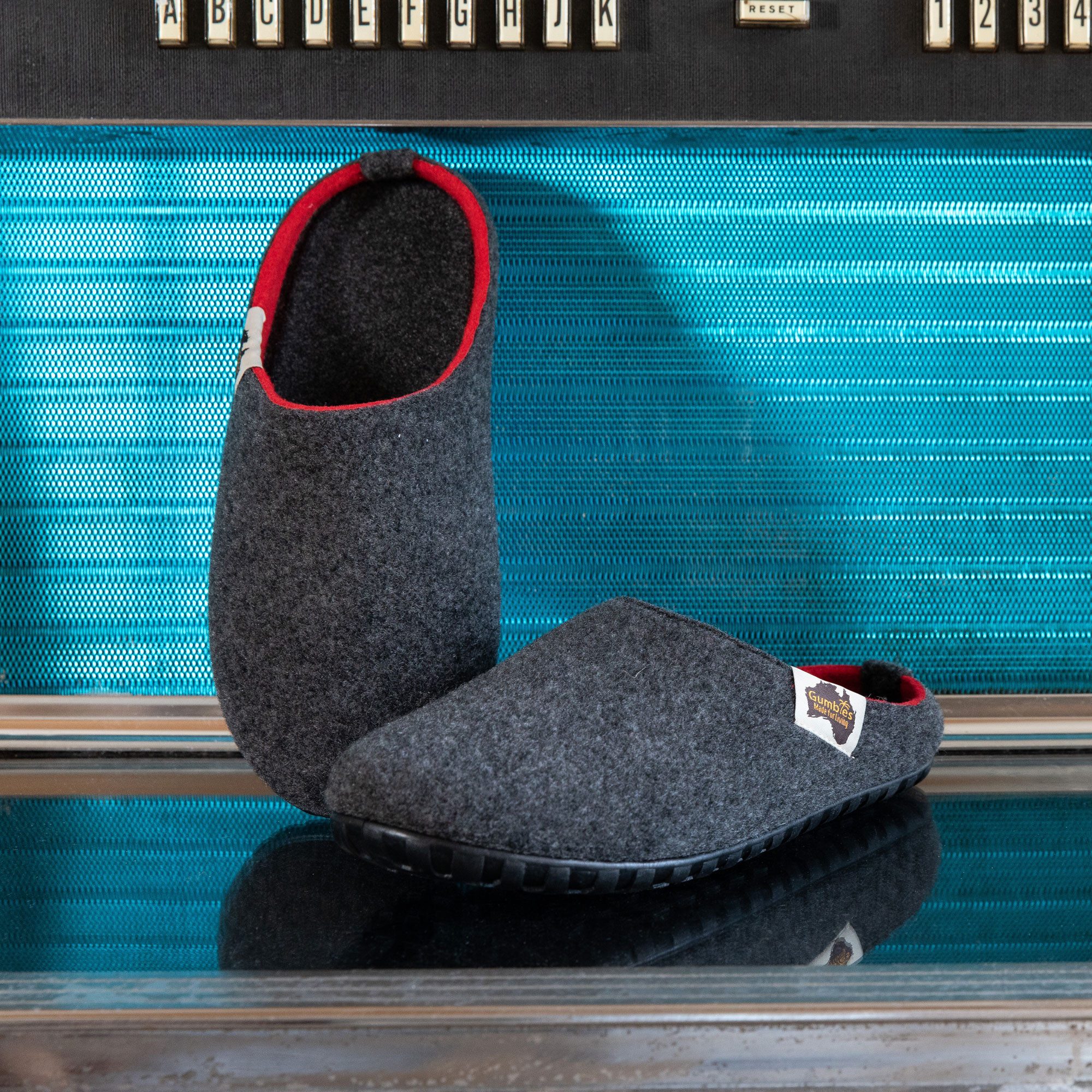 Gumbies Outback Slipper in Charcoal Red Hausschuh aus recycelten Materialien, rutschfeste & stabile Sohle