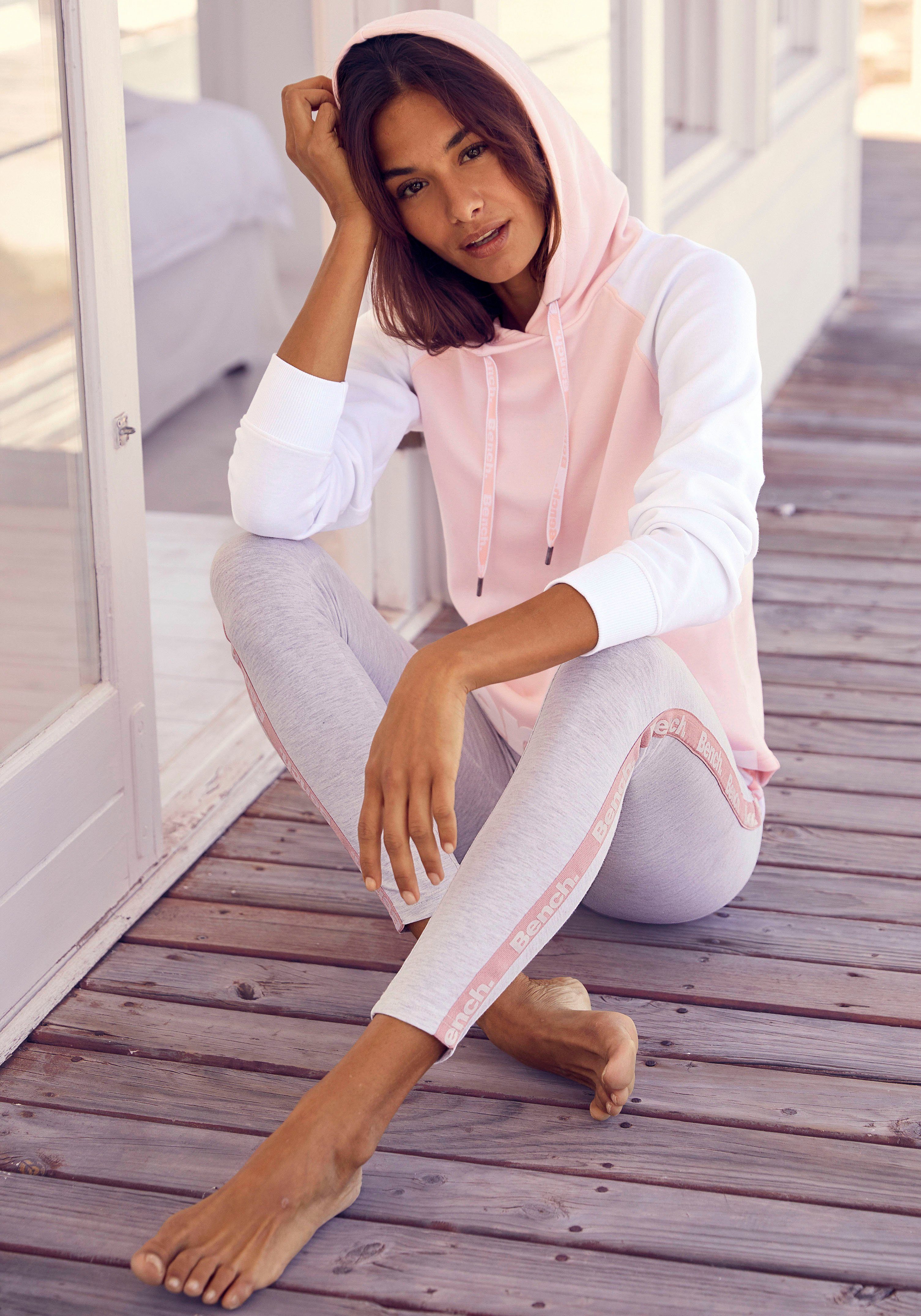 Bench. Loungewear Kapuzensweatshirt mit farblich abgesetzten Ärmeln und Logodruck, Loungewear – Bild 3 von 5